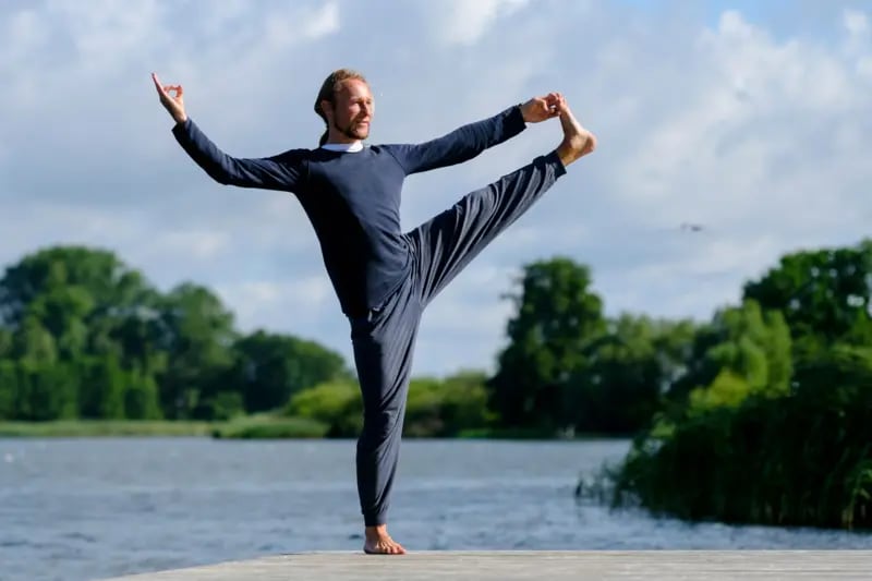 El yoga y el tai chi son prácticas que incorporan posturas de equilibrio en un solo pie