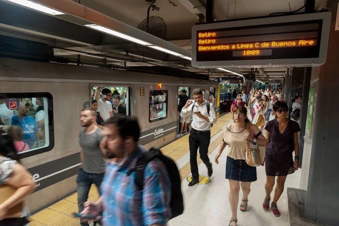 Luz verde para la Línea F: cuándo arranca la obra, estaciones y recorrido del subte que conectará el sur y el norte de la Ciudad 7 El objetivo de la Línea F es alivianar la congestión de pasajeros de otras líneas, tales como la C
