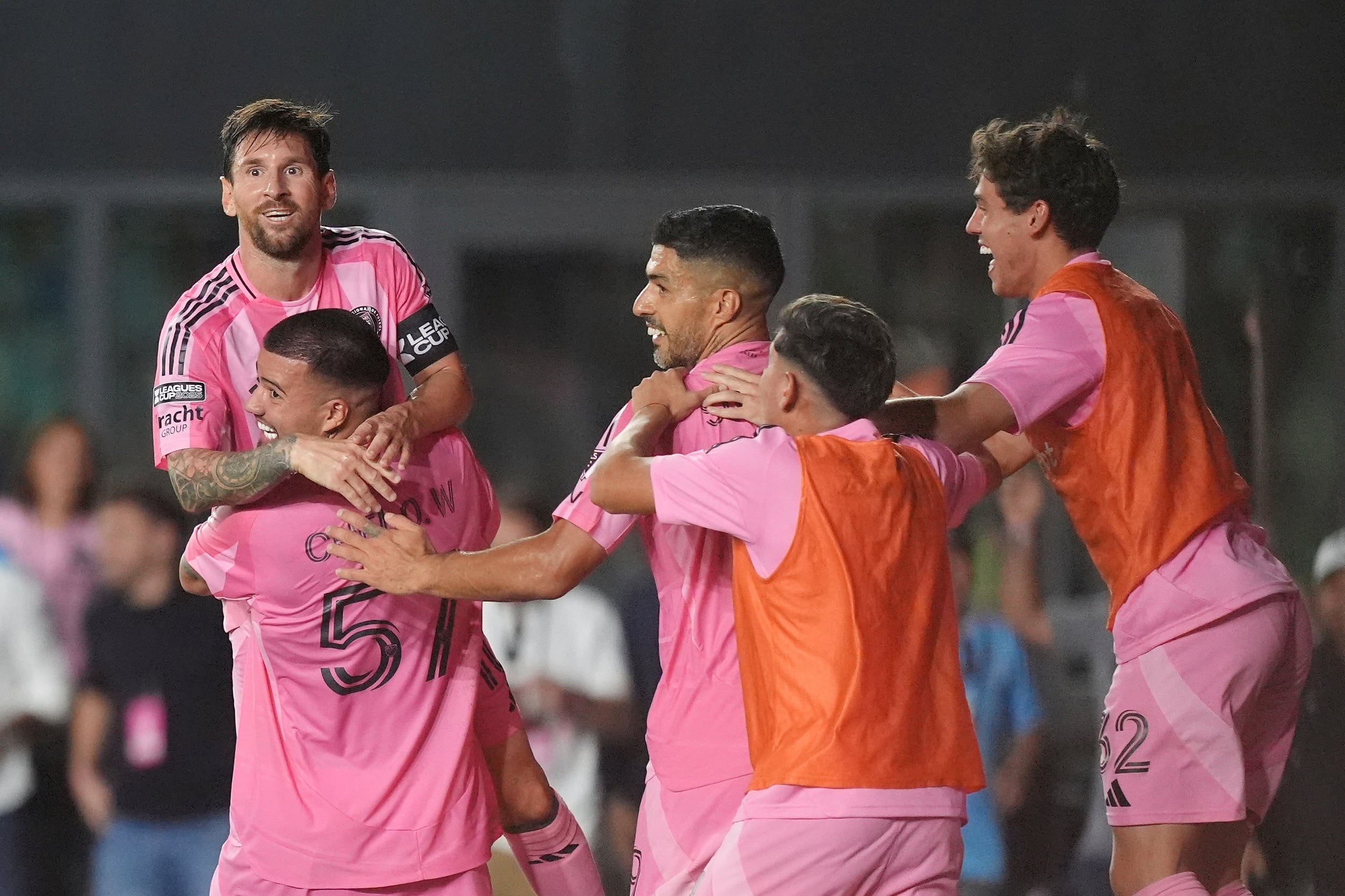 Marcelo Weigandt levanta a Lionel Messi, el capitán y la bandera de Inter Miami; las Garzas sumaron tres puntos en el estreno en la Leagues Cup