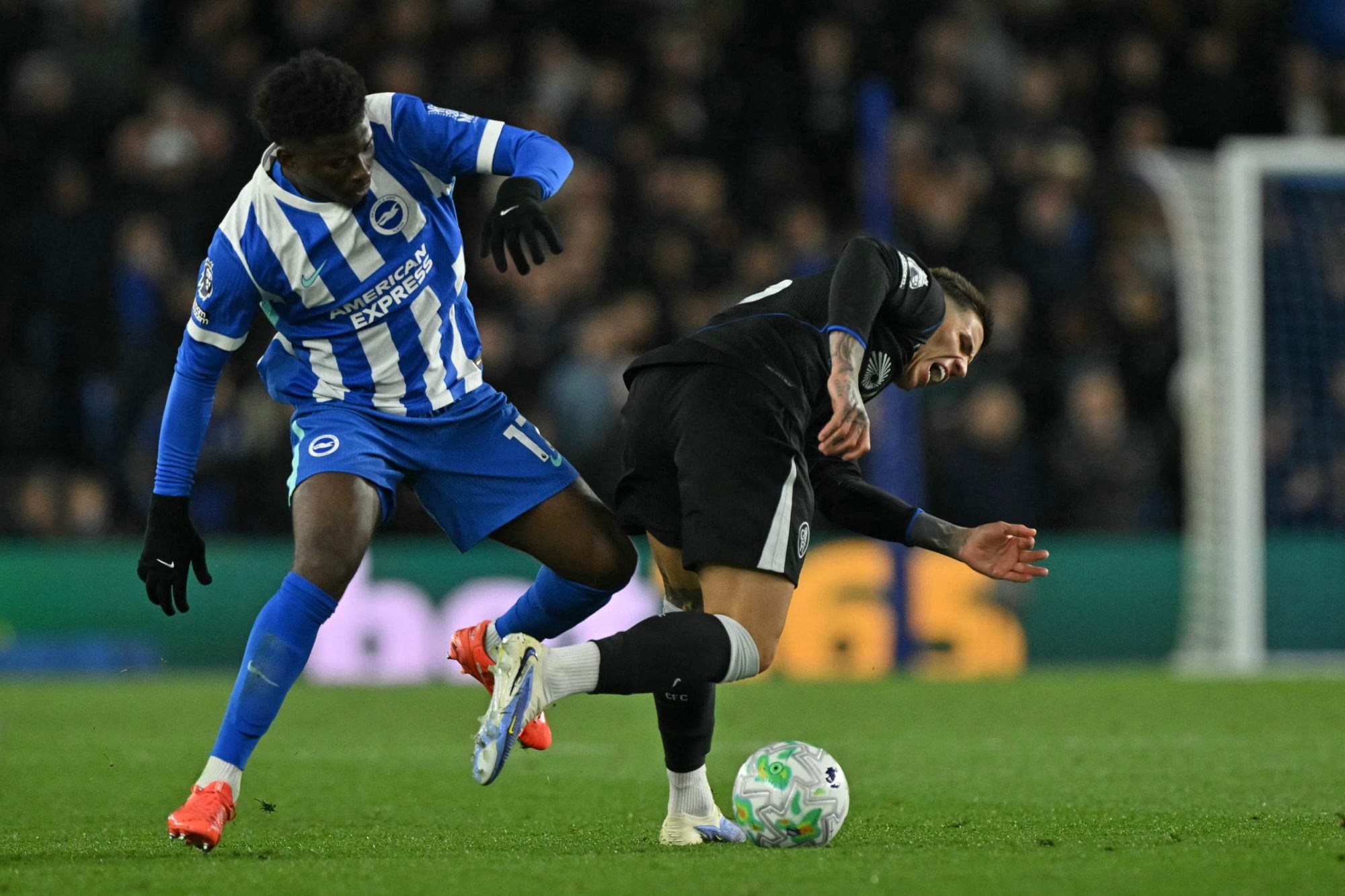 Enzo Fernández cubre la pelota con dificultad ante Carlos Baleba