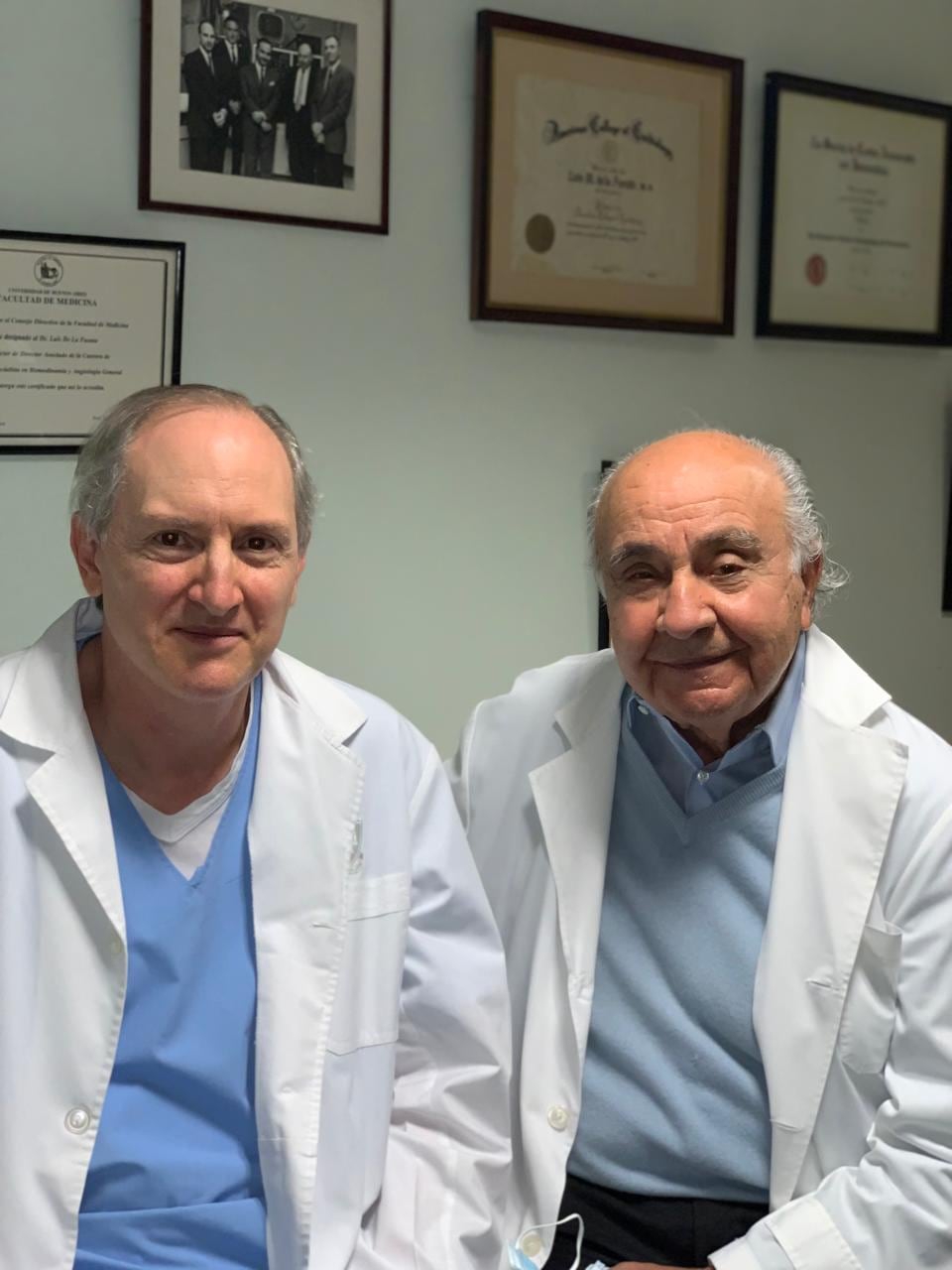Luis de la Fuente junto a su discípulo Julio Argentieri en 2021 en el Servicio de Intervencionismo Cardiovascular del IADT. En 1999, realizaron el primer implante de un stent liberador de fármacos diseñado por De la Fuente, que realizó su último procedimiento a los 90 años.