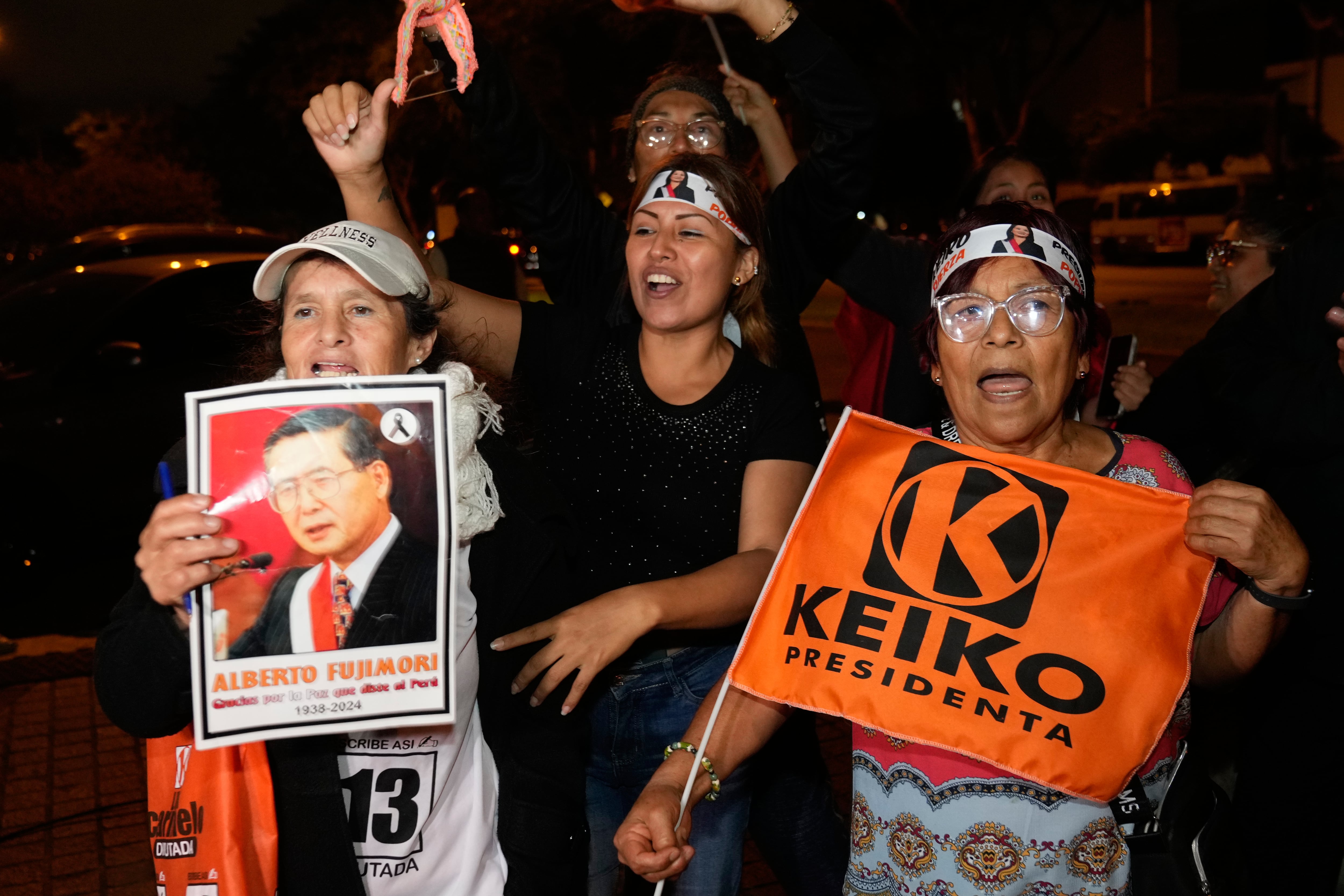 Los seguidores de la candidata presidencial Keiko Fujimori reaccionan ante los primeros resultados de la segunda vuelta en Lima