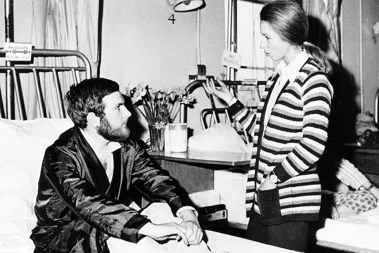 En marzo de 1974, tras el frustrado intento de secuestro, Ana visitó a los heridos en el hospital Saint George de Londres. En la imagen, junto al policía Michael Hills, quien recibió un disparo en el estómago