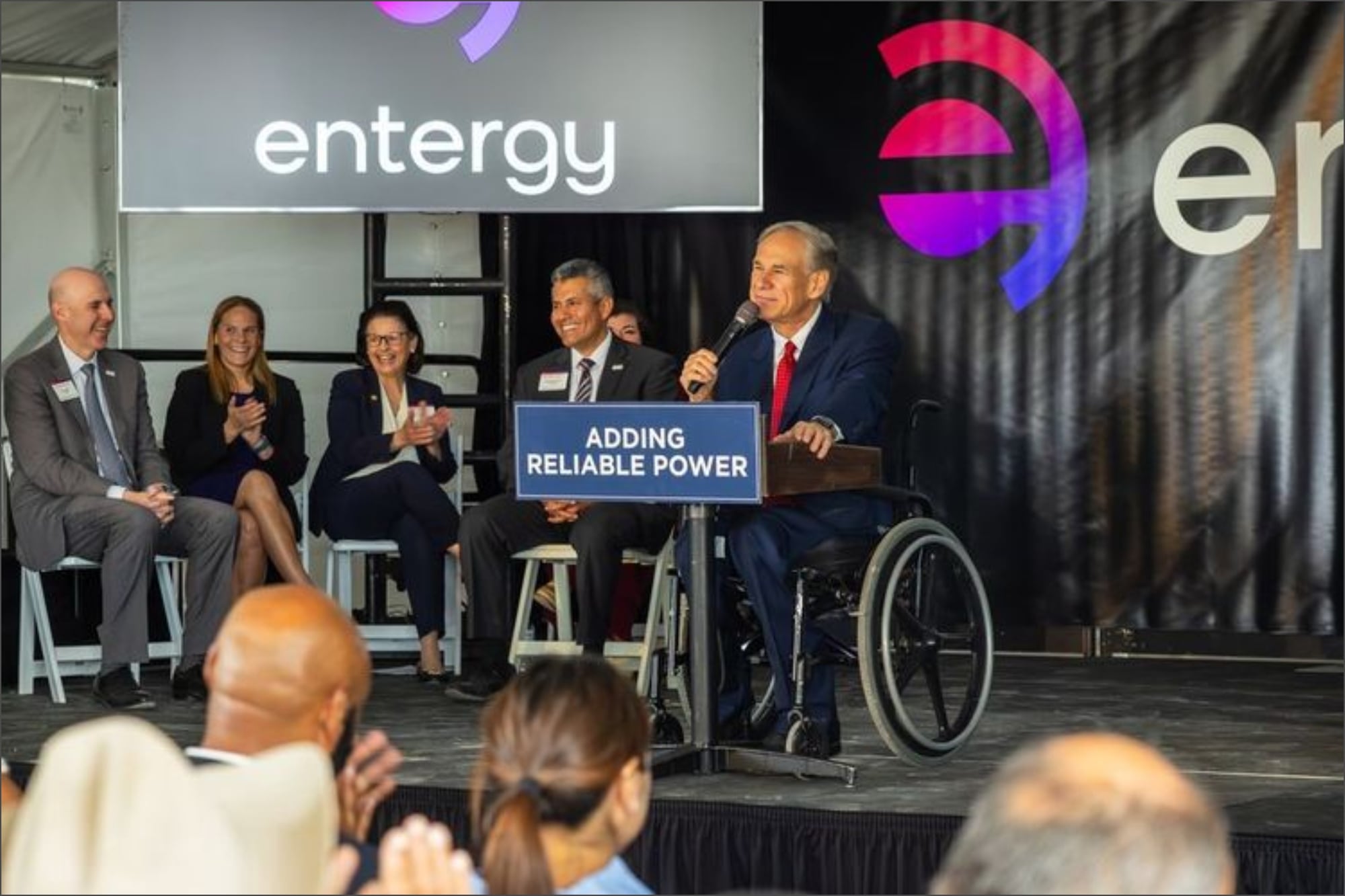 El gobernador Greg Abbott destacó el comienzo de la construcción de las centrales en Texas y remarcó el rol del estado en la producción energética del país