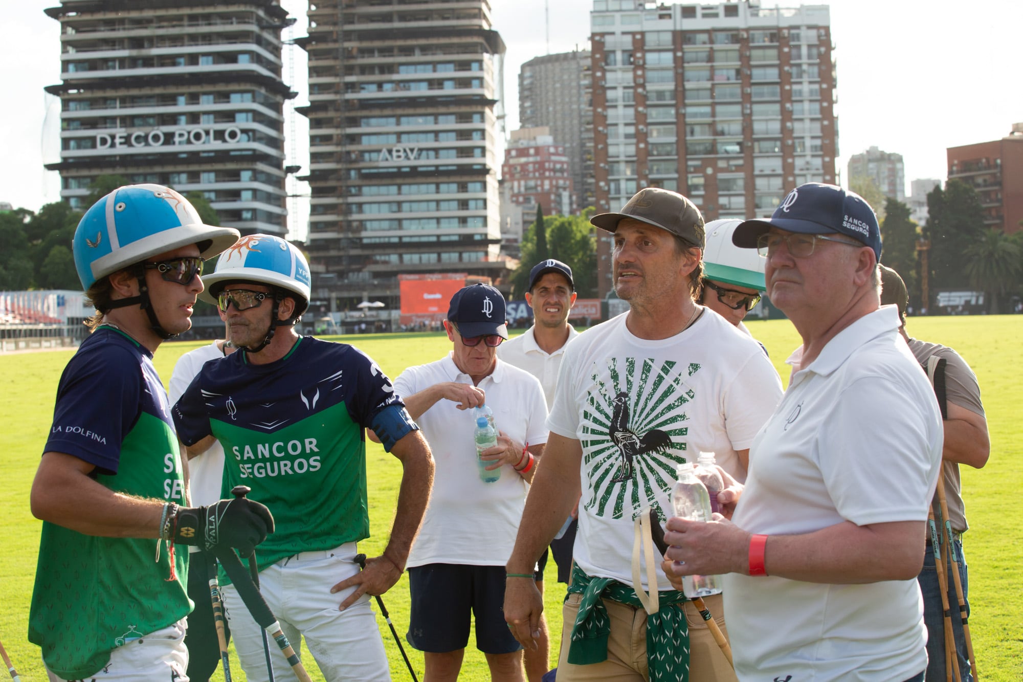 Lolo Castagnola, coach de La Natividad La Dolfina, junto a los Cambiaso, Adolfito y Poroto