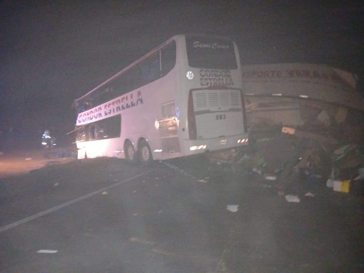 Violento choque entre un camión y un colectivo en la ruta 3: hay cuatro muertos.