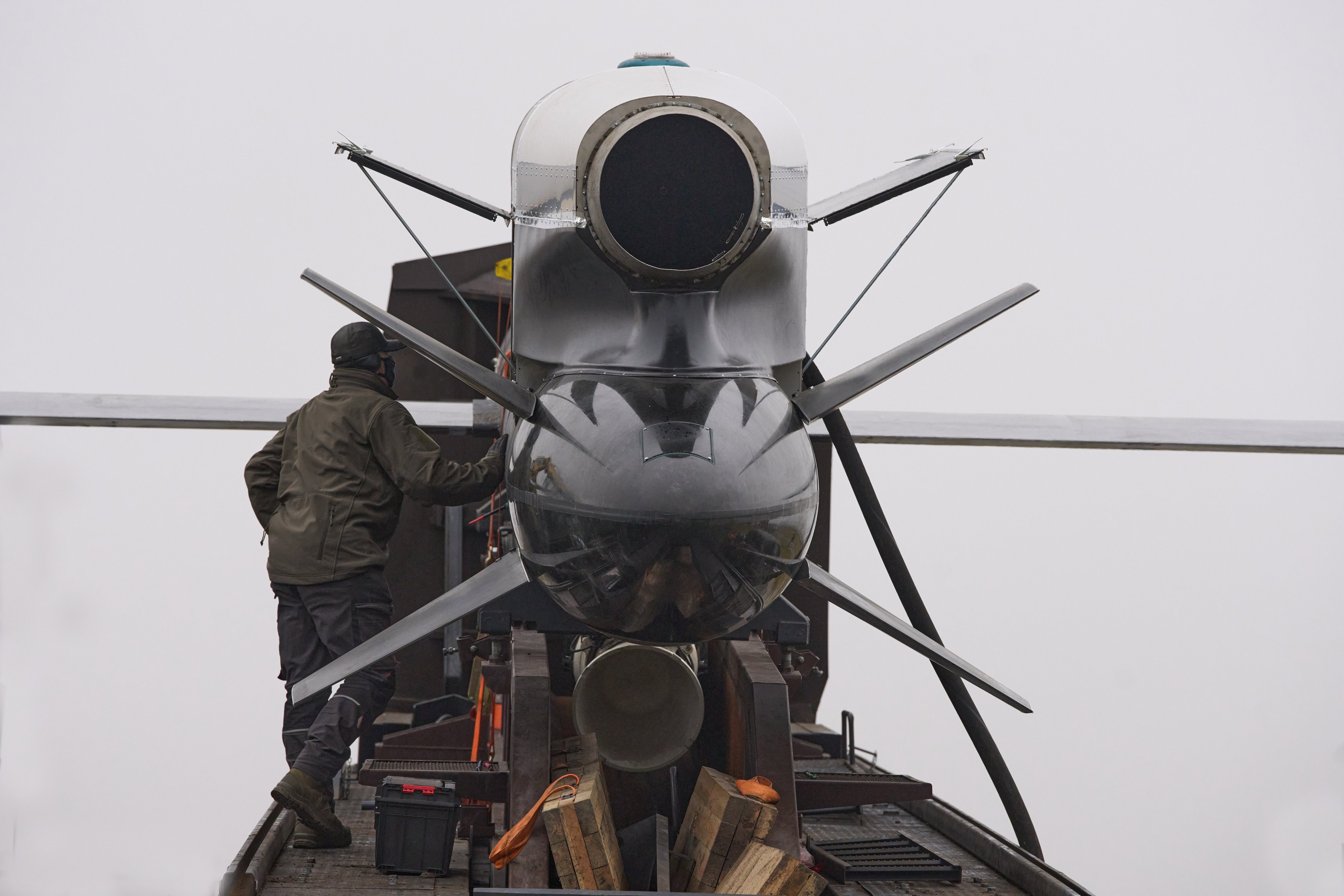 Operarios y soldados inspeccionan misiles Flamingo, de la empresa ucraniana Fire Point