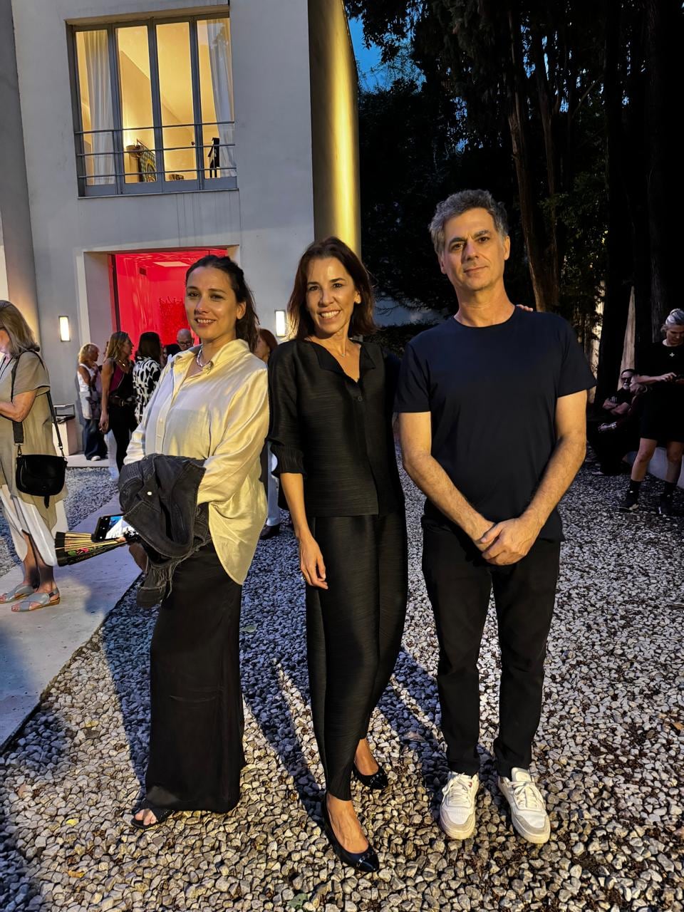 Patricia González, de la galería Nat Bio, junto a Inés Etchebarne Mihanovich, gerente de Gestión Cultural de las Artes del FNA, y Sergio Cantarovicci