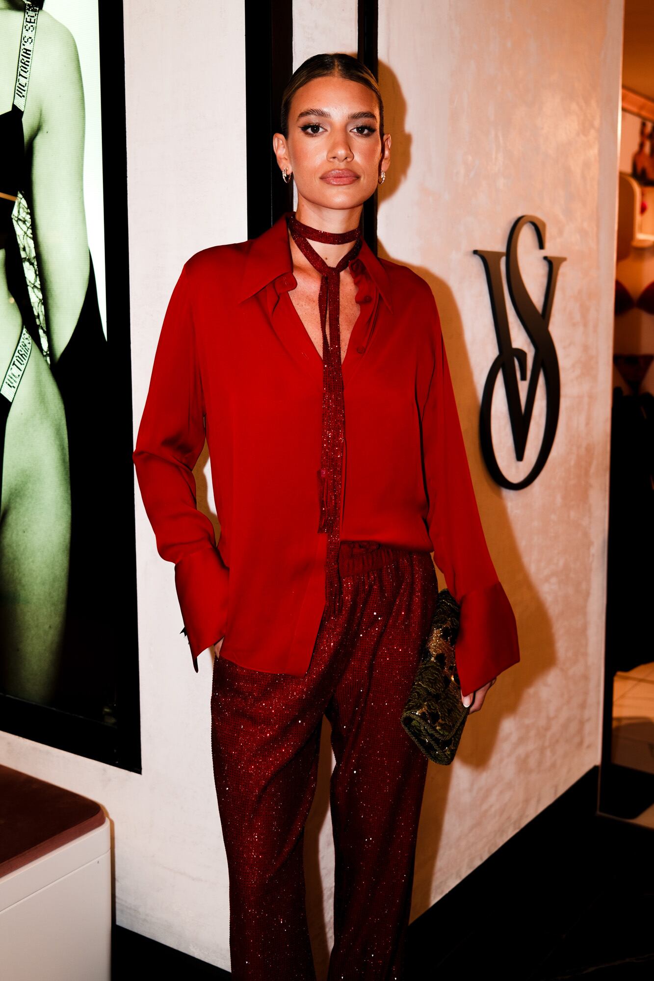 Angie Landaburu también dijo presente e impactó con su set de camisa de seda y pantalones rutilantes de Evangelina Bomparola, que accesorizó con clutch dorado