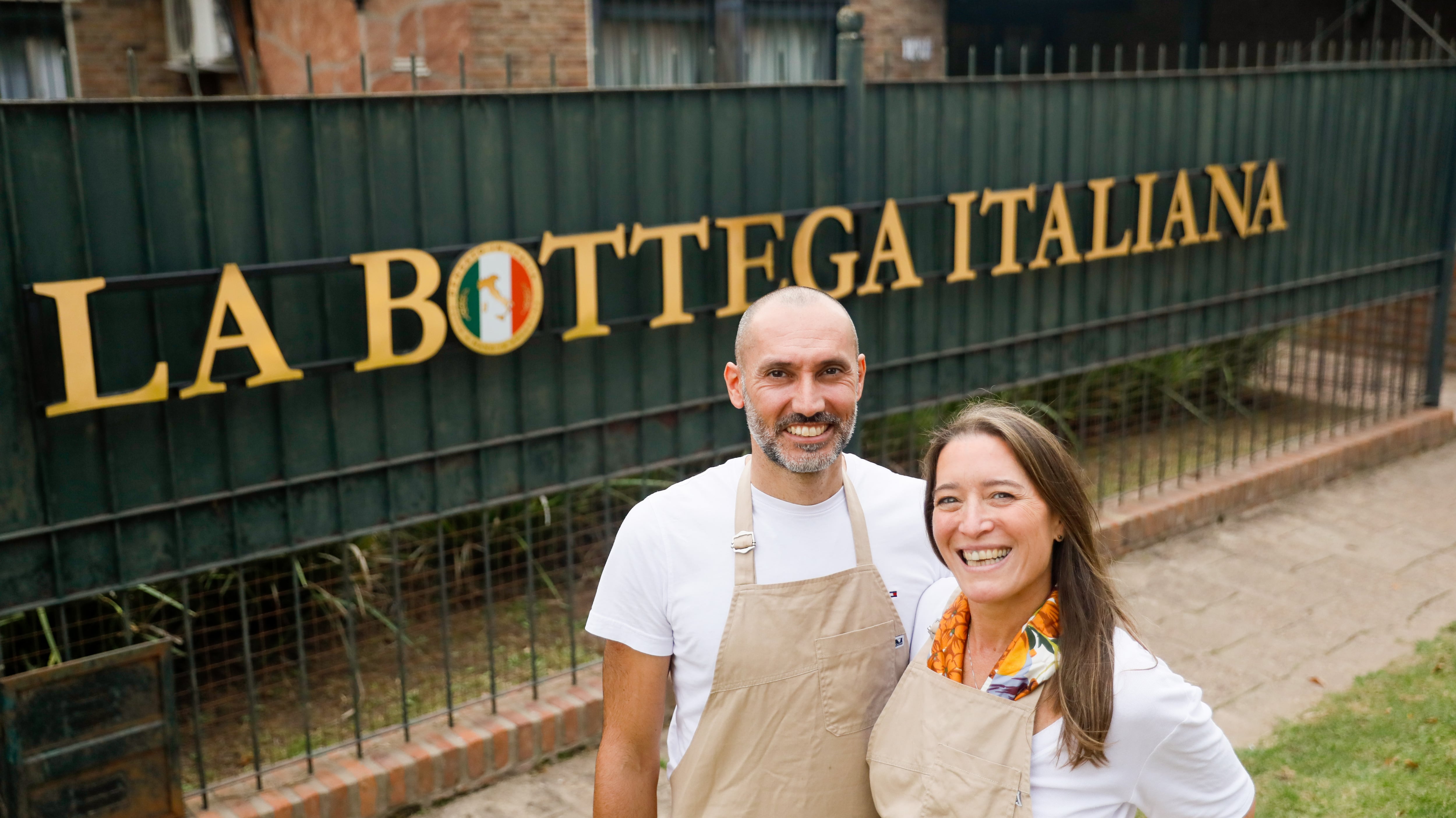La pareja al frente de La Bottega, en Capitán Sarmiento