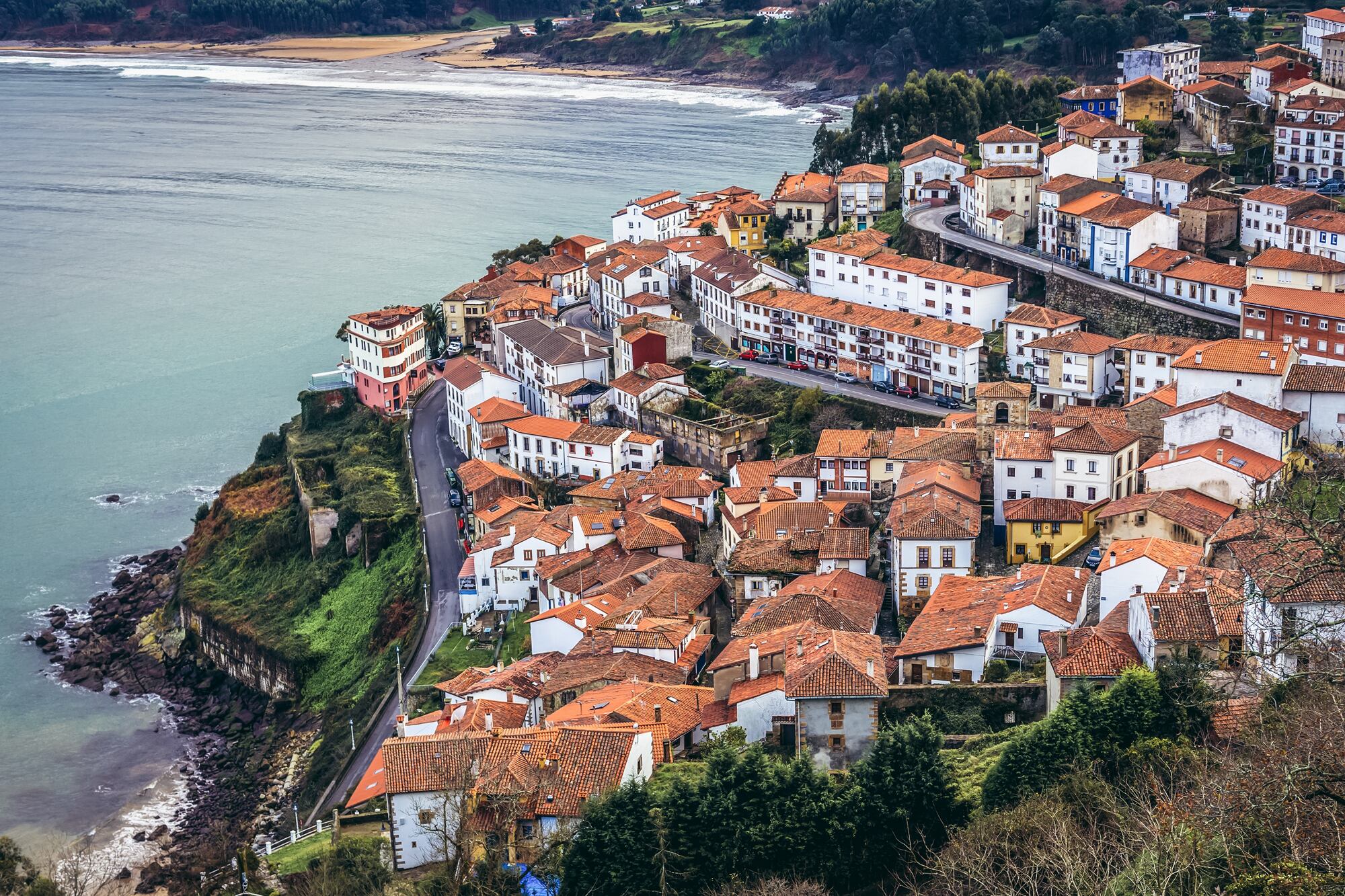 Vista aérea del pueblo de Llastres, situado en la región española de Asturias