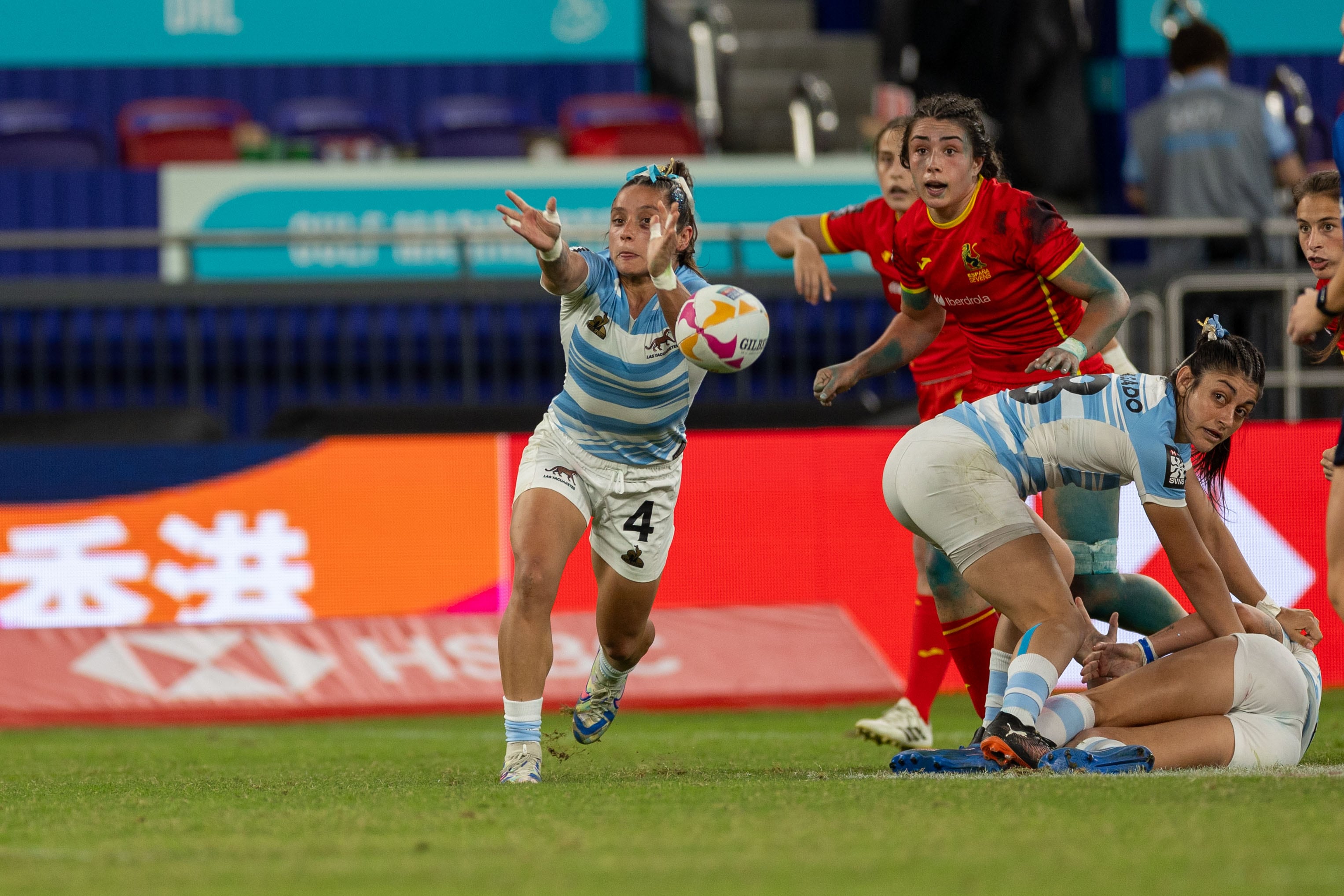 Paula Pedrozo abre la pelota, durante el encuentro entre las Yaguaretés y España, en el Seven de Hong Kong