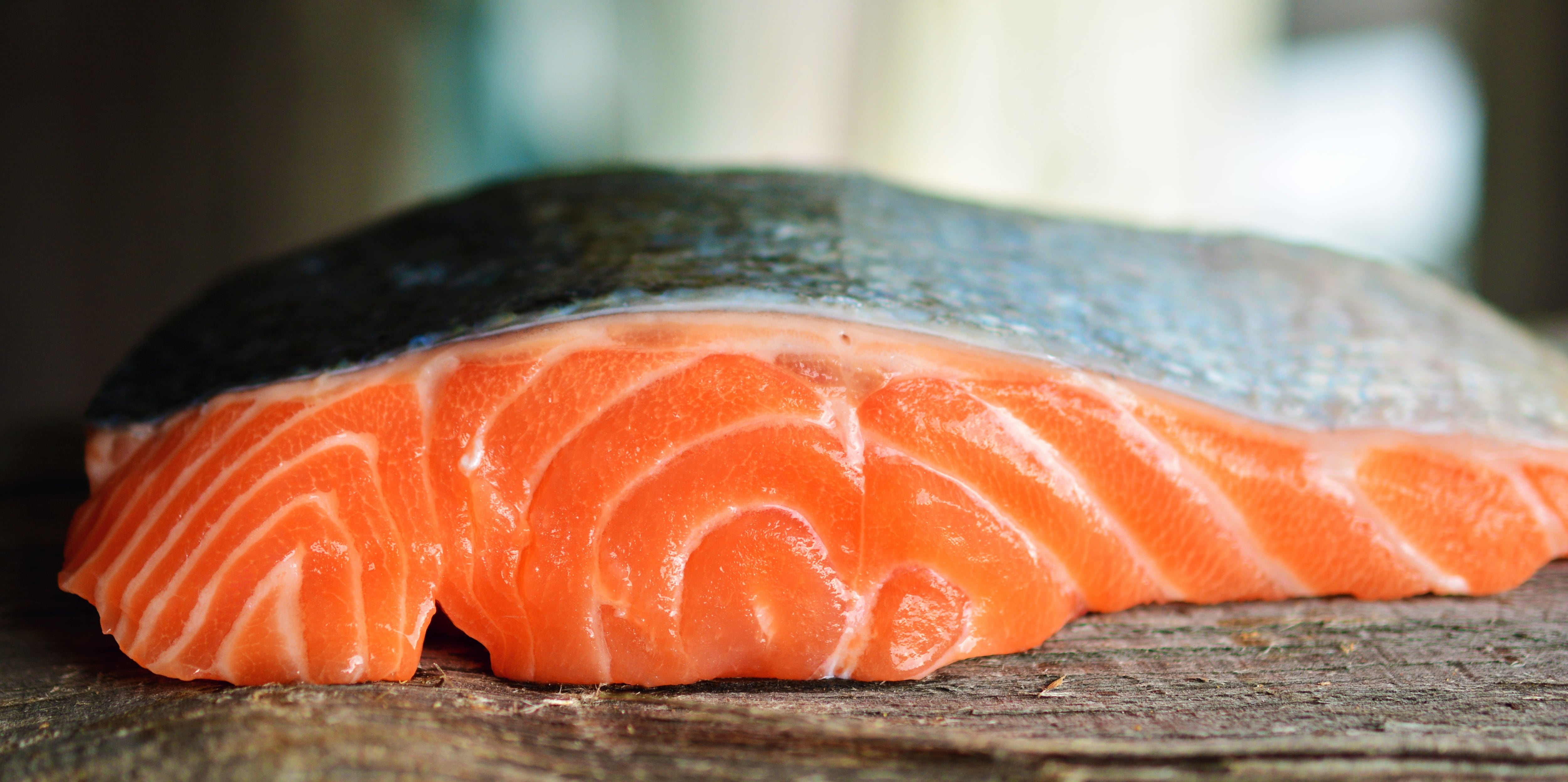El colágeno en el salmón también ayuda a mantener la piel firme y el cabello saludable