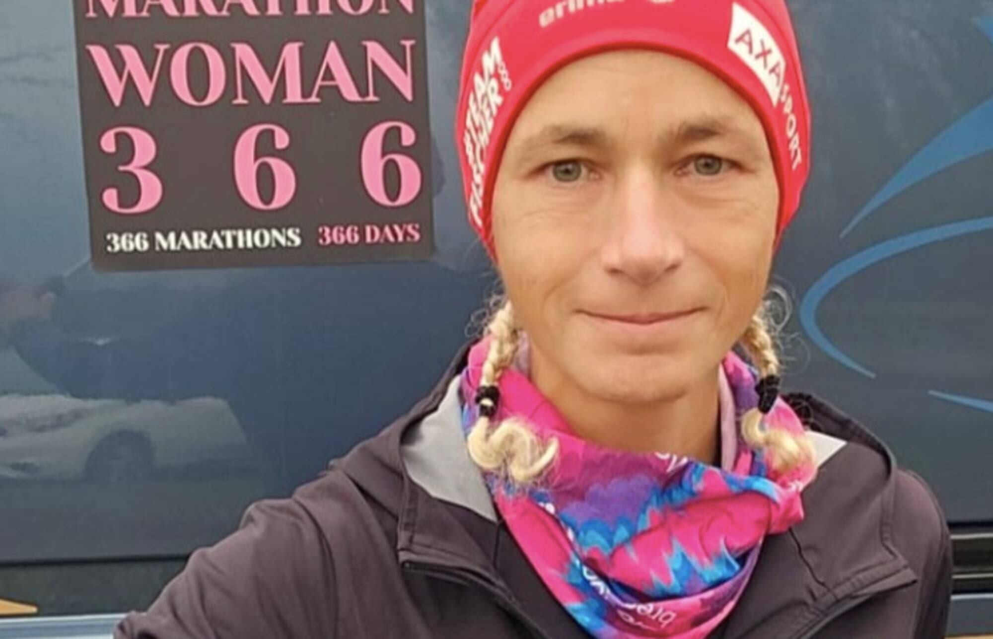 Durante los primeros meses, el agotamiento físico fue evidente. Dosogne explicó que su cuerpo tuvo que ajustarse a las demandas de correr maratones todos los días (IG @marathonwoman366)