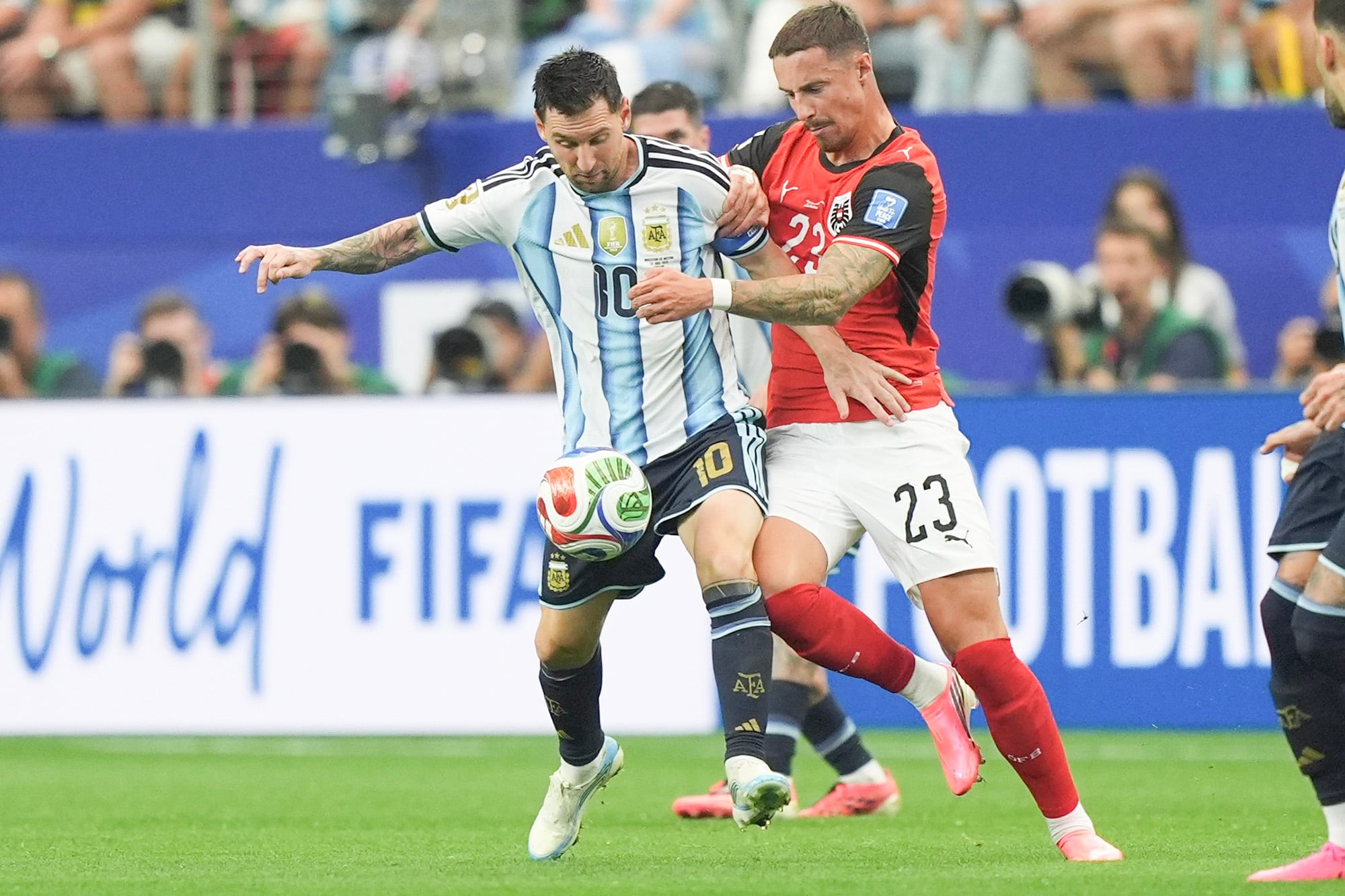 De la mano de su capitán, la selección resolvió un partido exigente ante un rival que presionó con agresividad, pero concedió espacios en el fondo