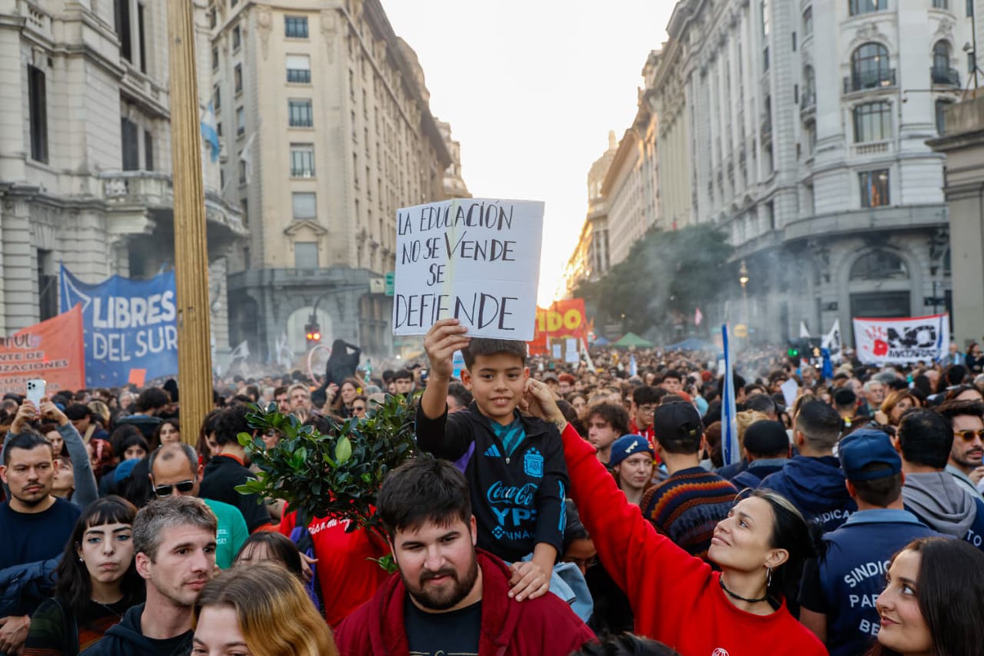 Cuarta marcha federal por la educacion pública universitaria apunta a que la administración de Javier Milei cumpla la Ley de Financiamiento Universitario, que busca garantizar los fondos. Marcha del Congreso a Plaza de Mayo
