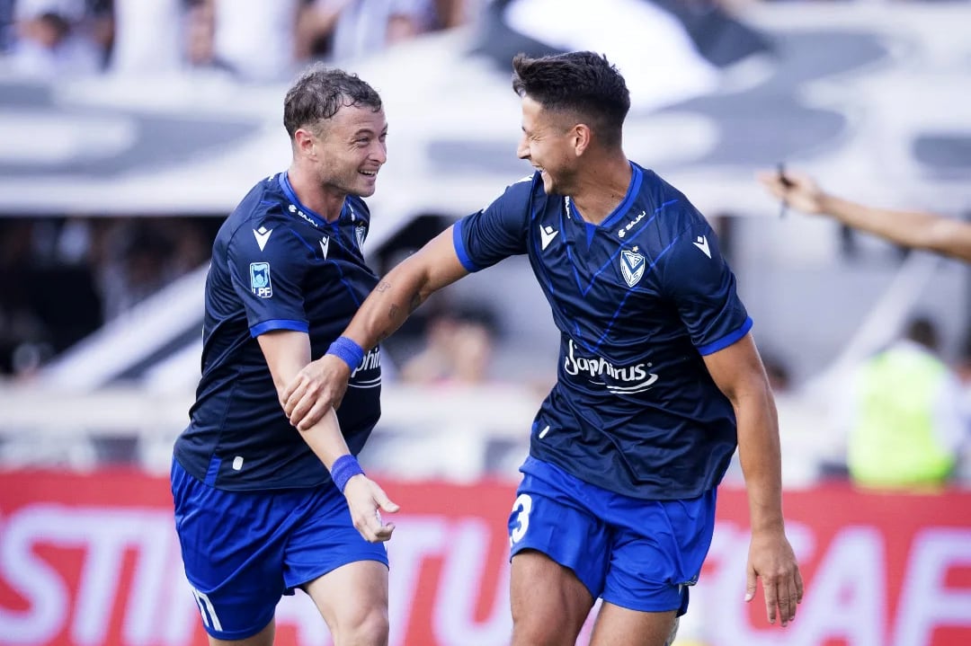 Matías Pellegrini y Florián Monzón festejan el primer gol de Vélez