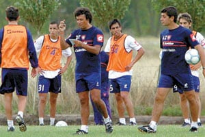 Gorosito, en su anterior paso como técnico de San Lorenzo; a la derecha, Gustavo Zapata, que seguirá siendo su ayudante de campo