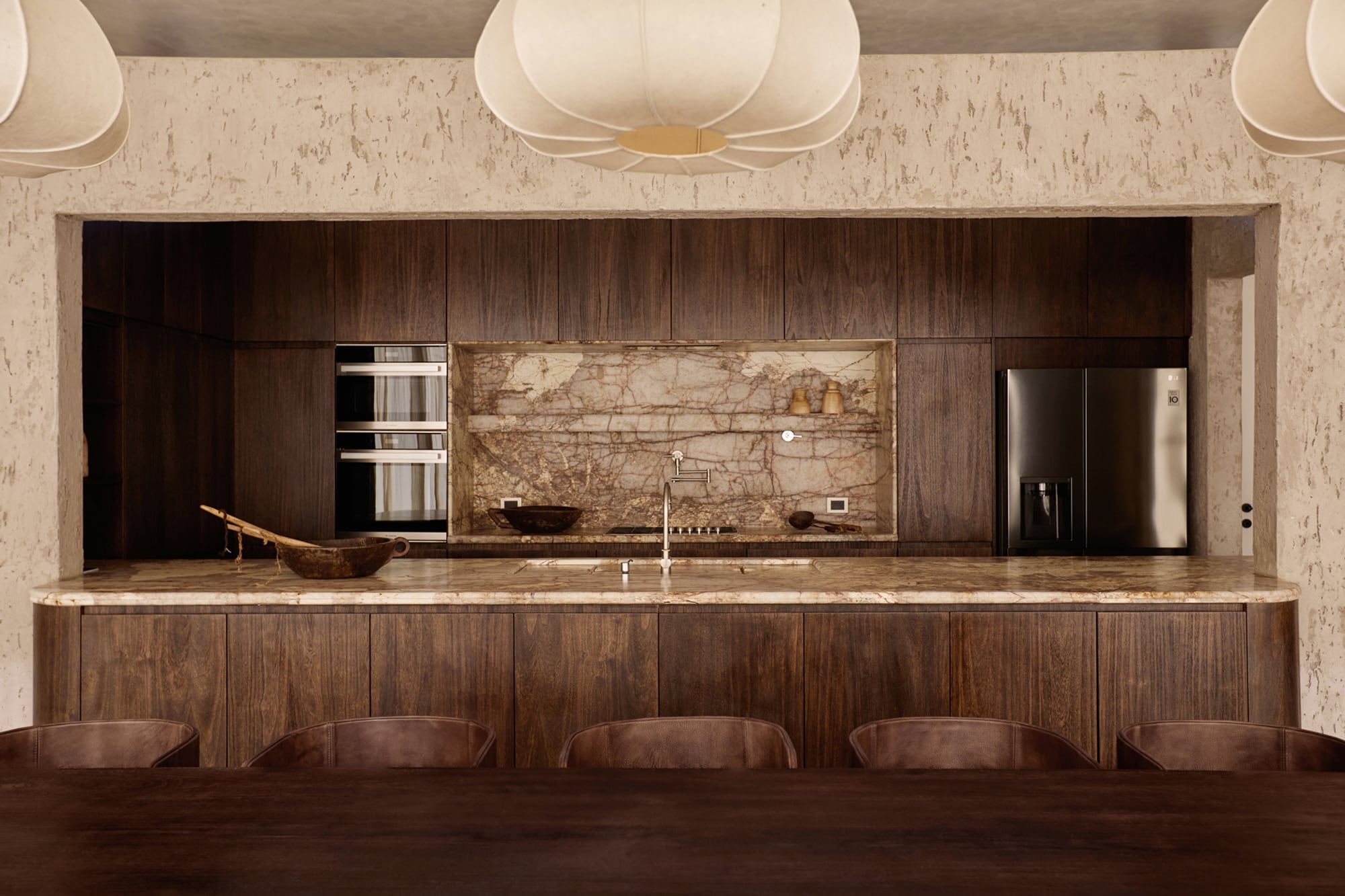 El precio puede incrementarse si se requieren arreglos importantes, trabajos de enduido, tratamiento de humedades o el uso de pinturas premium o revestimientos texturados