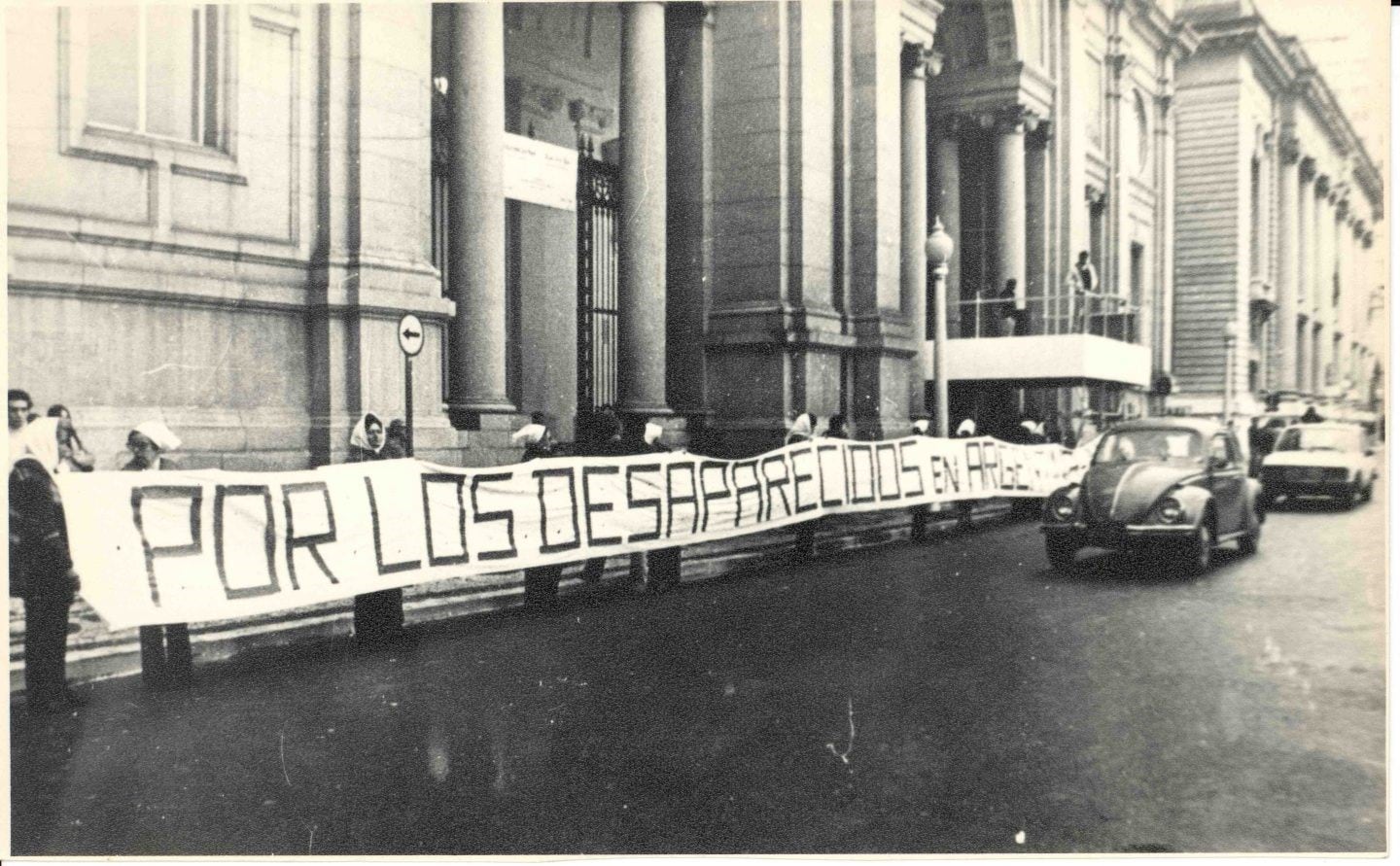 Madres de Plaza de Mayo despliegan un cartel en el acceso a la catedral de Porto Alegre, durante una visita de Juan Pablo II a Brasil, en julio de 1980