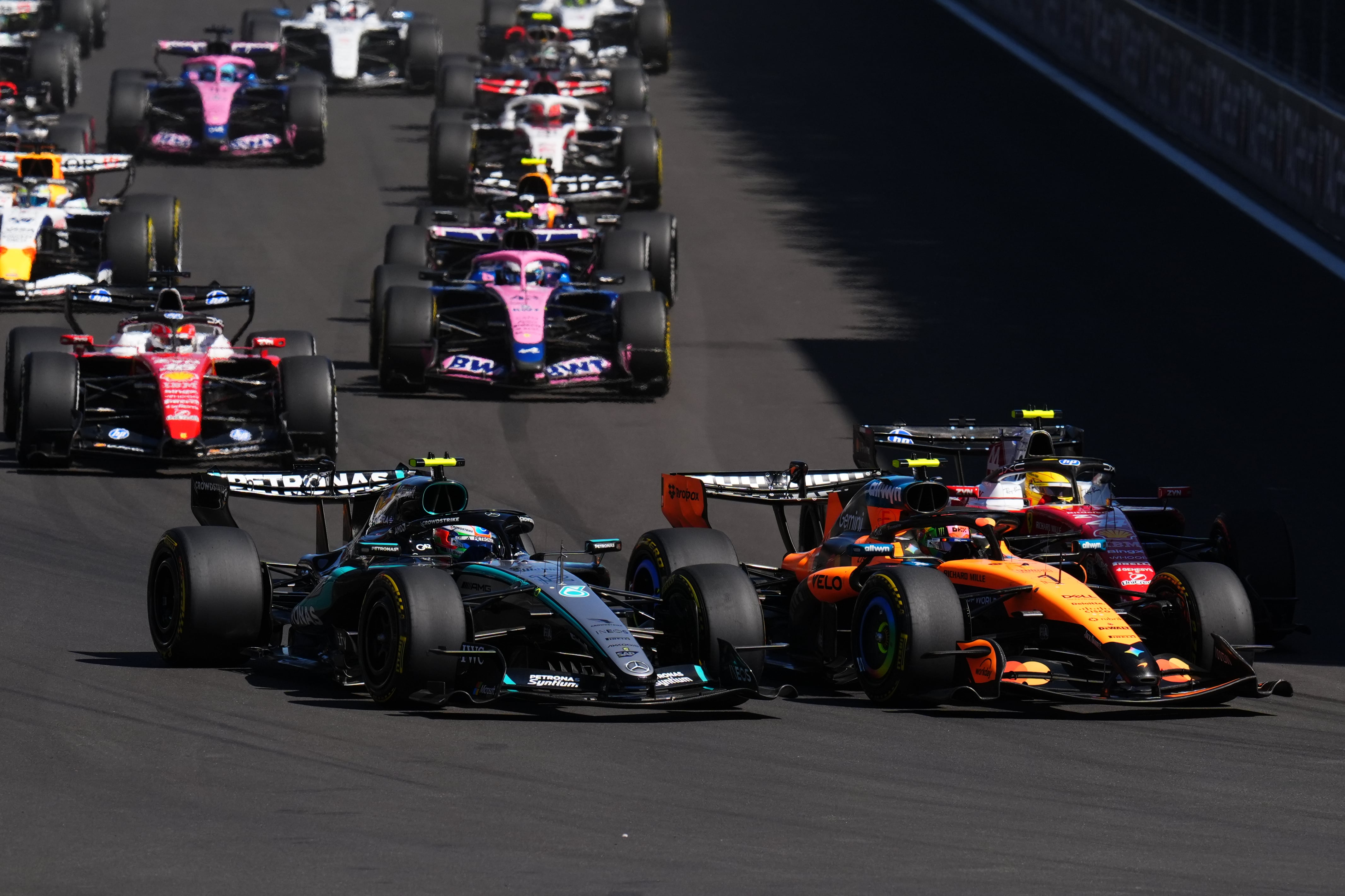 El primer intento de Andrea Kimi Antonelli (Mercedes), de adelantar a Lando Norris (McLaren) en la largada del Gran Premio de España; el italiano optó por transitar por fuera de la pista y evitar el contacto