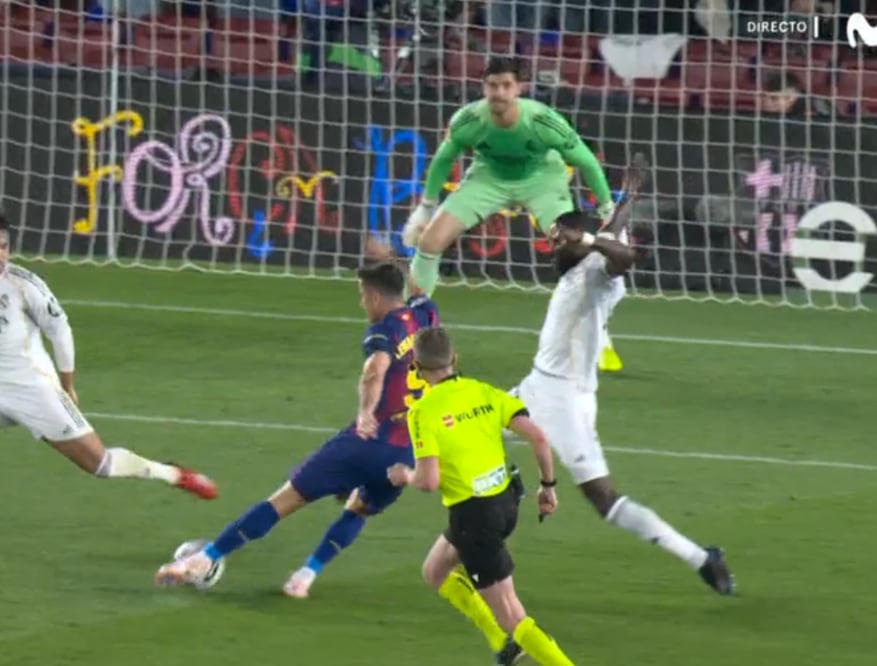 Courtois le sacó el gol a Lewandowski.