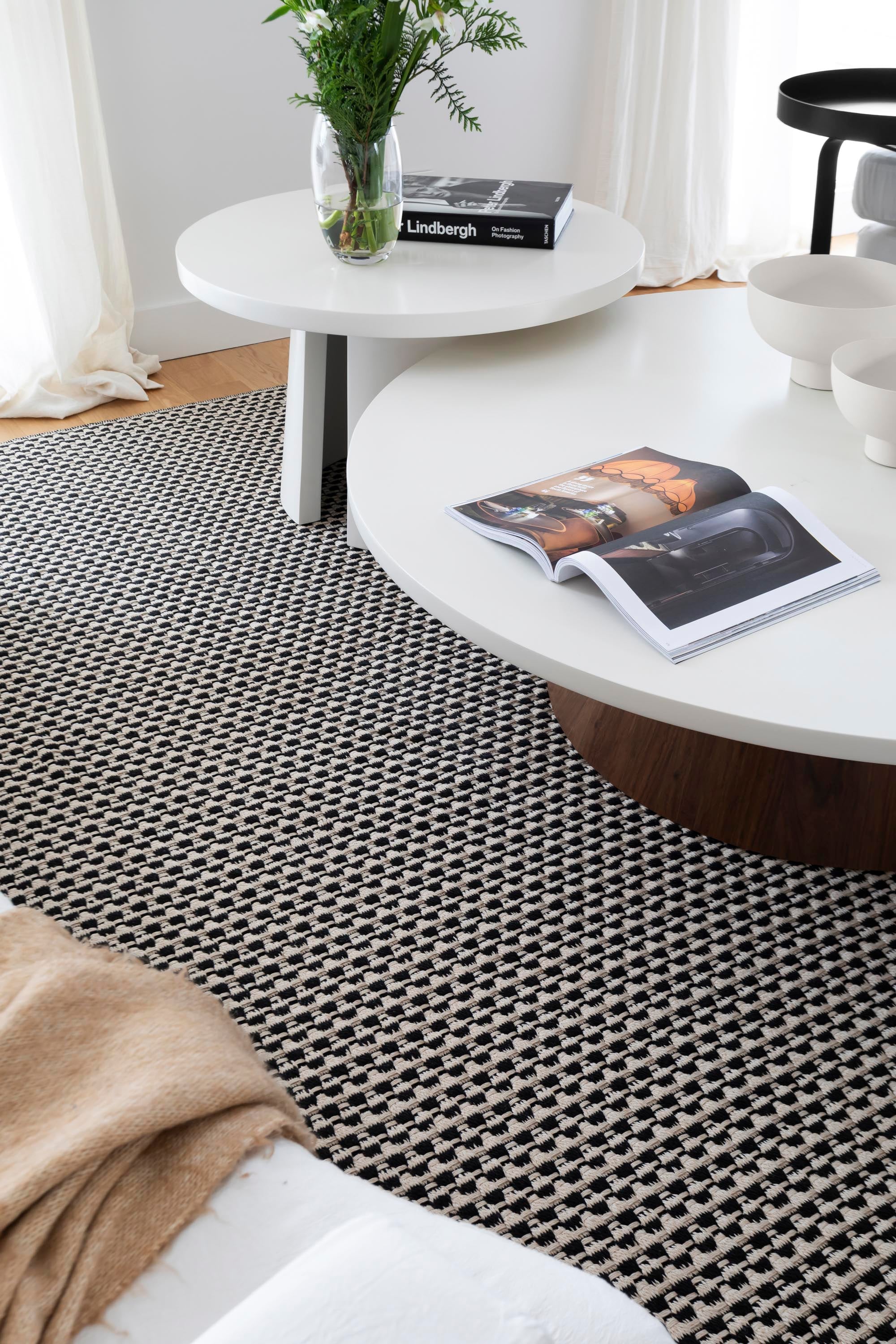 Alfombra estampada en negro y crudo (Rugit).
