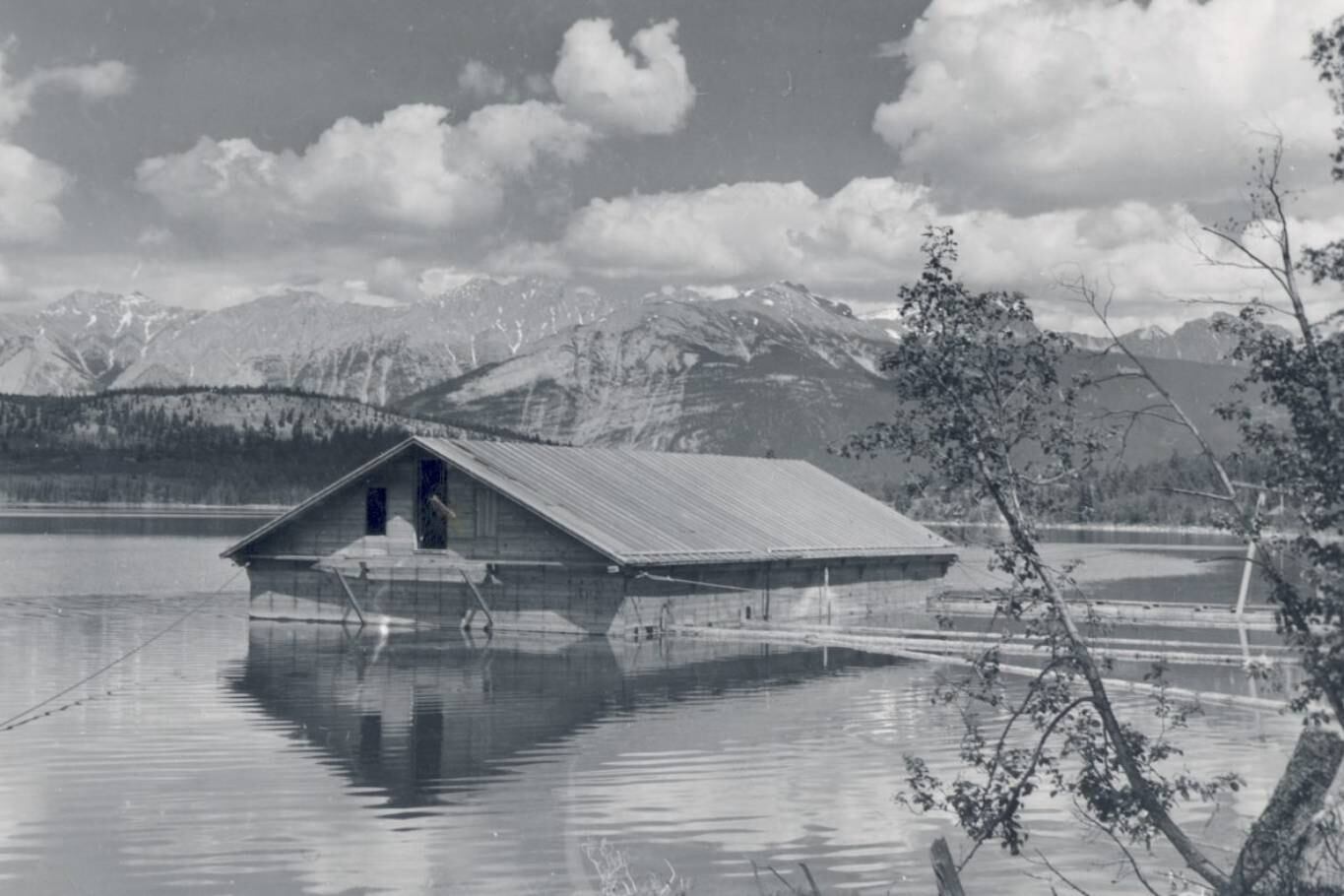 El prototipo del H.M.S. Habakkuk se realizó en un lago de Alberta, Canadá y se ocultó bajo la fachada de un refugio para botes