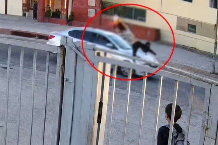 Un auto atropelló a una niña de 12 años a la salida de un colegio en Córdoba: su estado es crítico