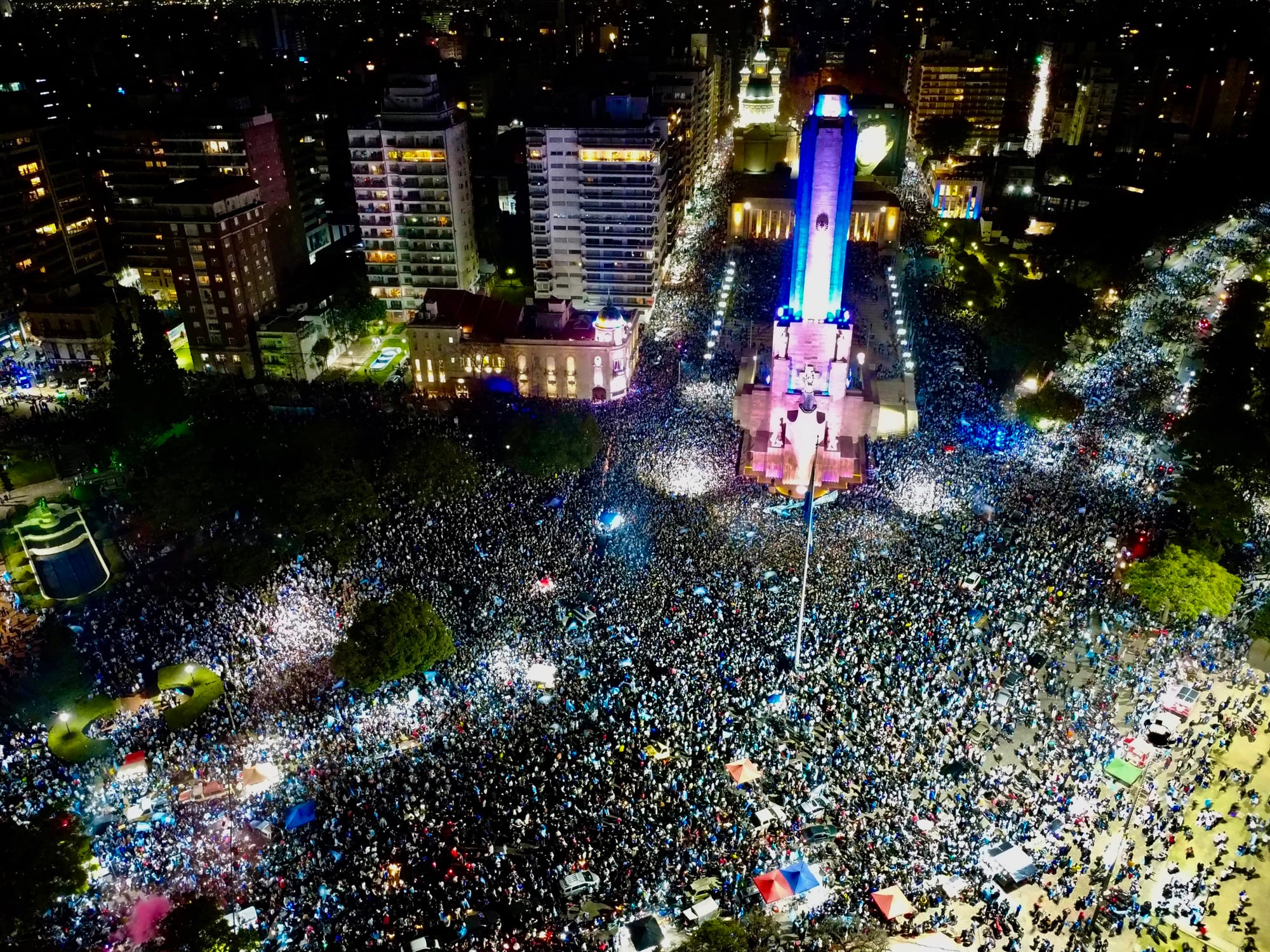 Festejos en el Monumento a la Bandera en Rosario tras las victoria de Argentina a Inglaterra en la Copa del Mundo 2026