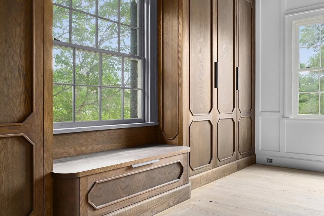 La casa cuenta con suelos de roble en espiga y ladrillo