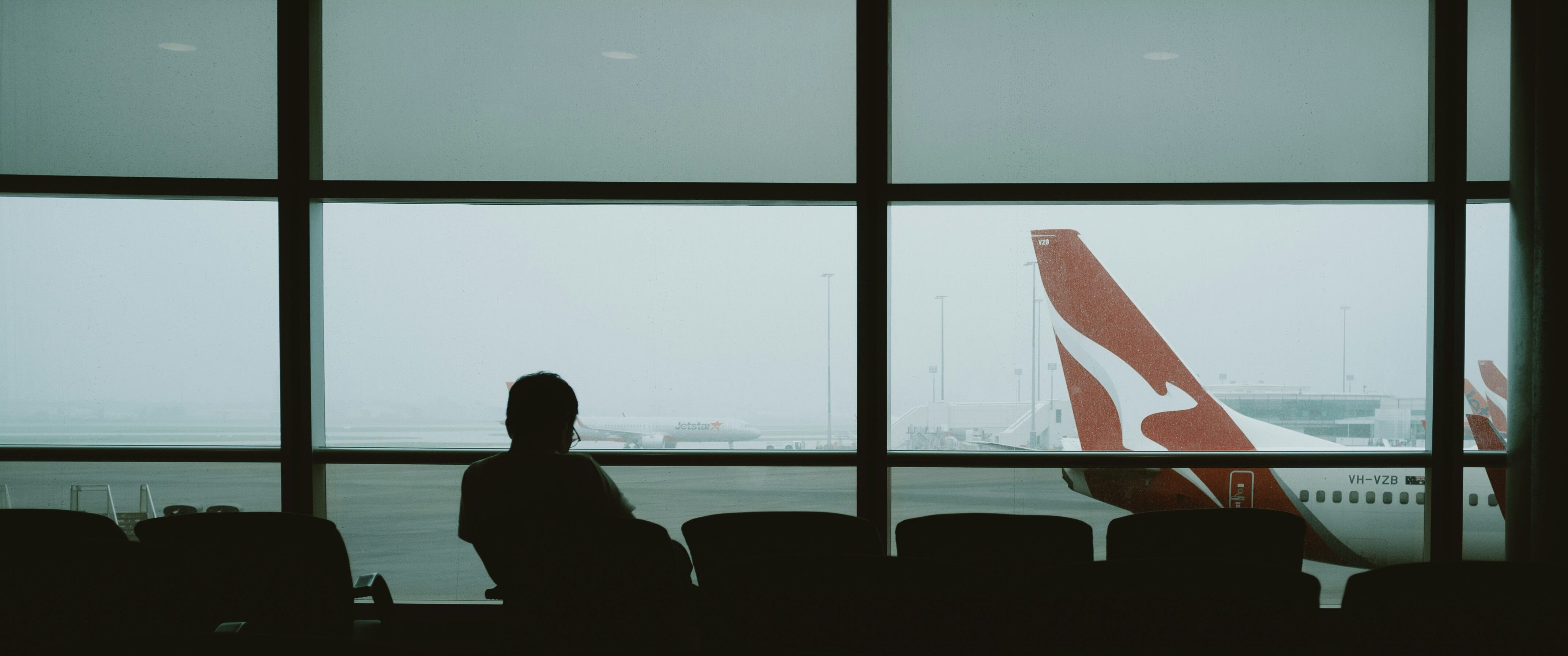 Evita las temporadas altas para viajar en avión (Unsplash)