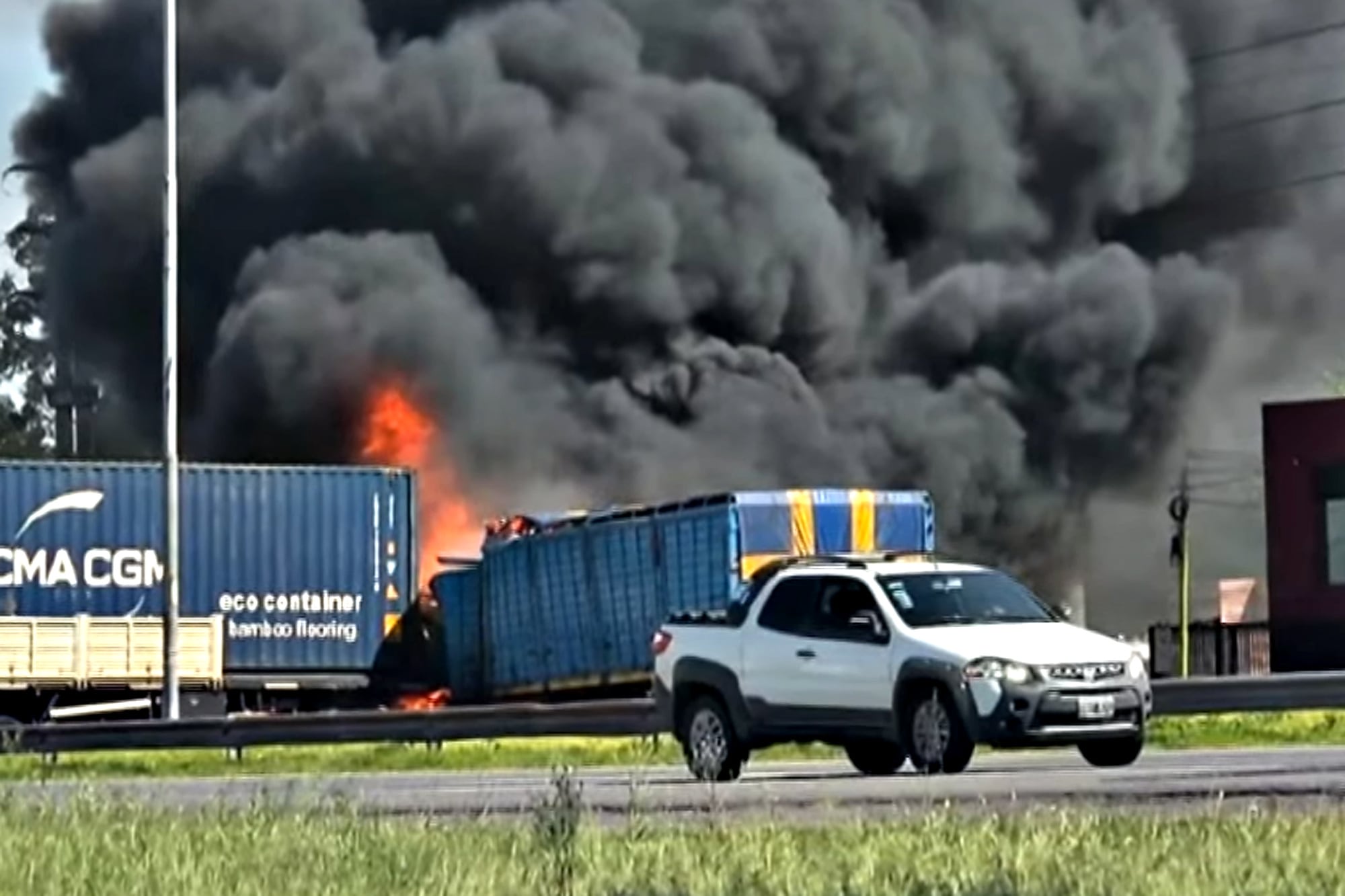 Choque múltiple, incendio y tragedia en la Panamericana: hay tres muertos y dos heridos