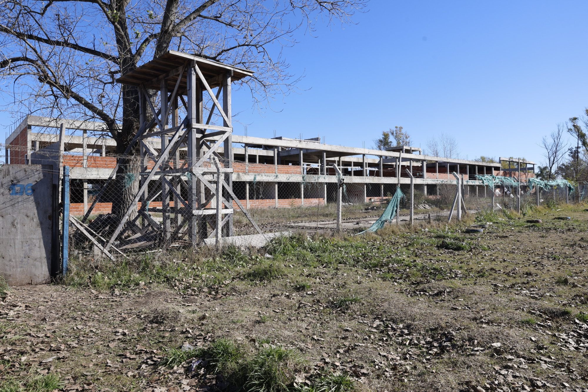 Alumnos hacinados y aulas precarias: la obra que prometía cambiar una escuela secundaria quedó detenida hace dos años