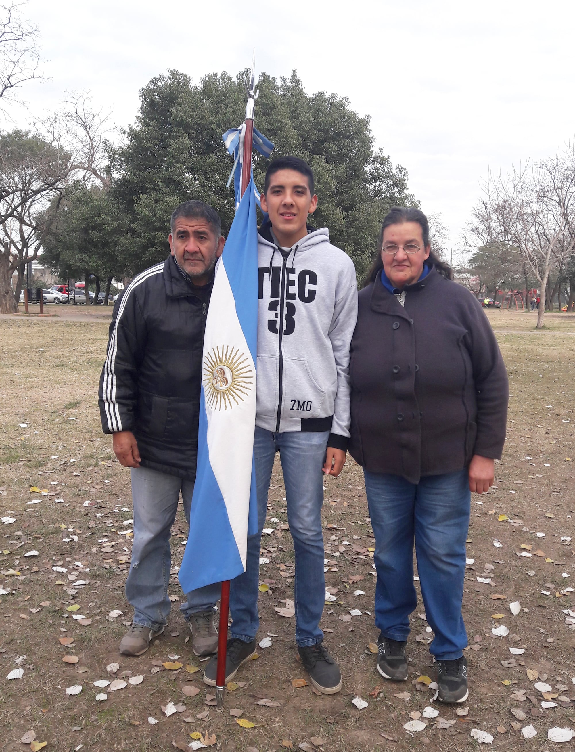 El día que Adrián se graduó de la secundaria como técnico en informática, fue abanderado