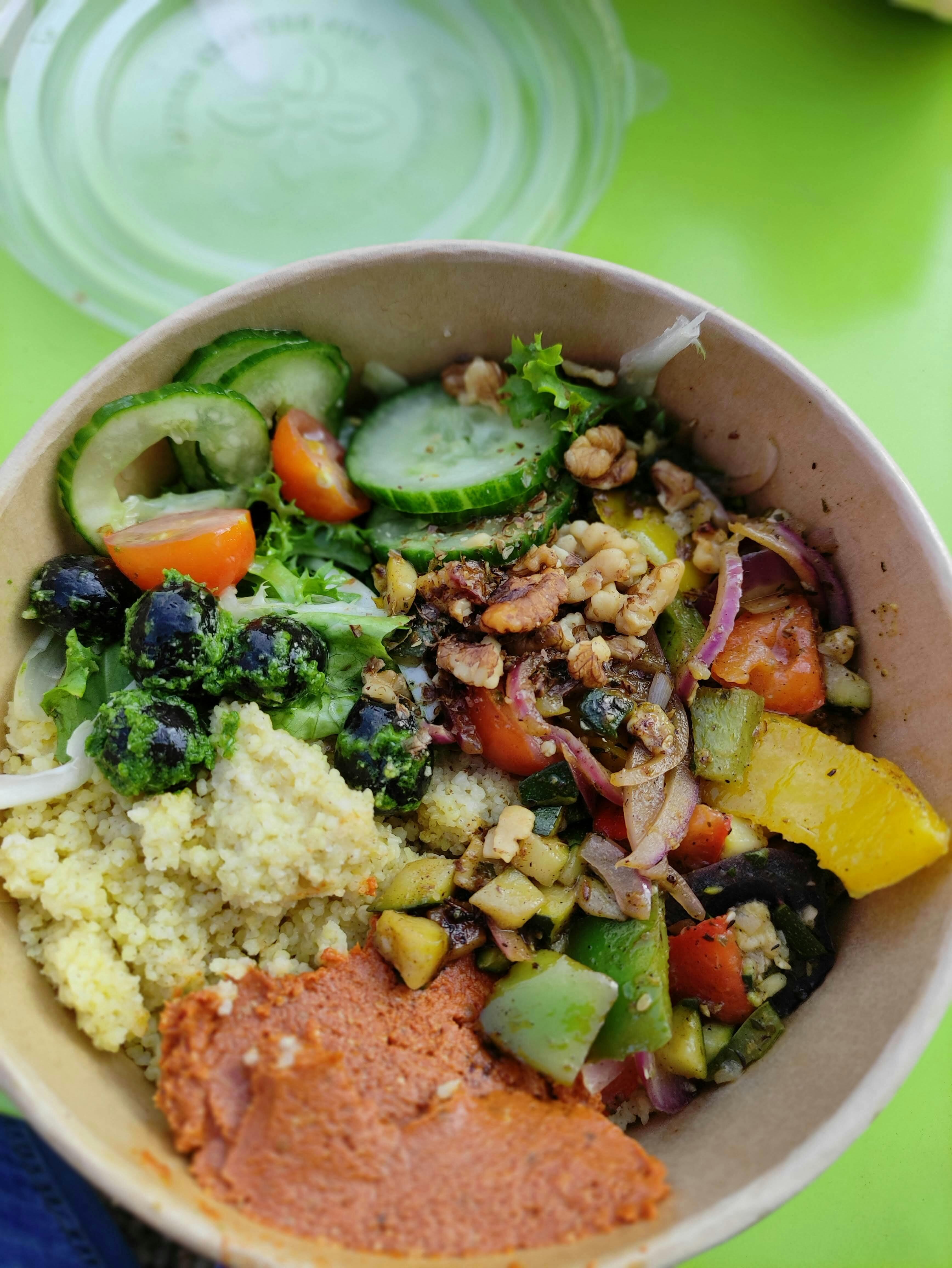 La dieta mediterránea combina frutas, verduras, legumbres y pescado