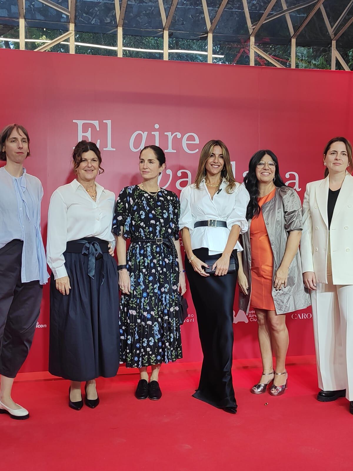 Carolina Adriana Herrera en Buenos Aires en su rol como directora creativa de Carolina Herrera Beauty: “El arte es una de las formas más poderosas de expresión y transformación, y las mujeres han sido protagonistas de esta historia con su talento y sensibilidad. En Carolina Herrera, creemos en impulsar su creatividad, visibilizar sus voces y celebrar su impacto en la cultura. Esta exposición es un homenaje a su fuerza y visión, y me llena de orgullo que podamos contribuir a hacerla posible”