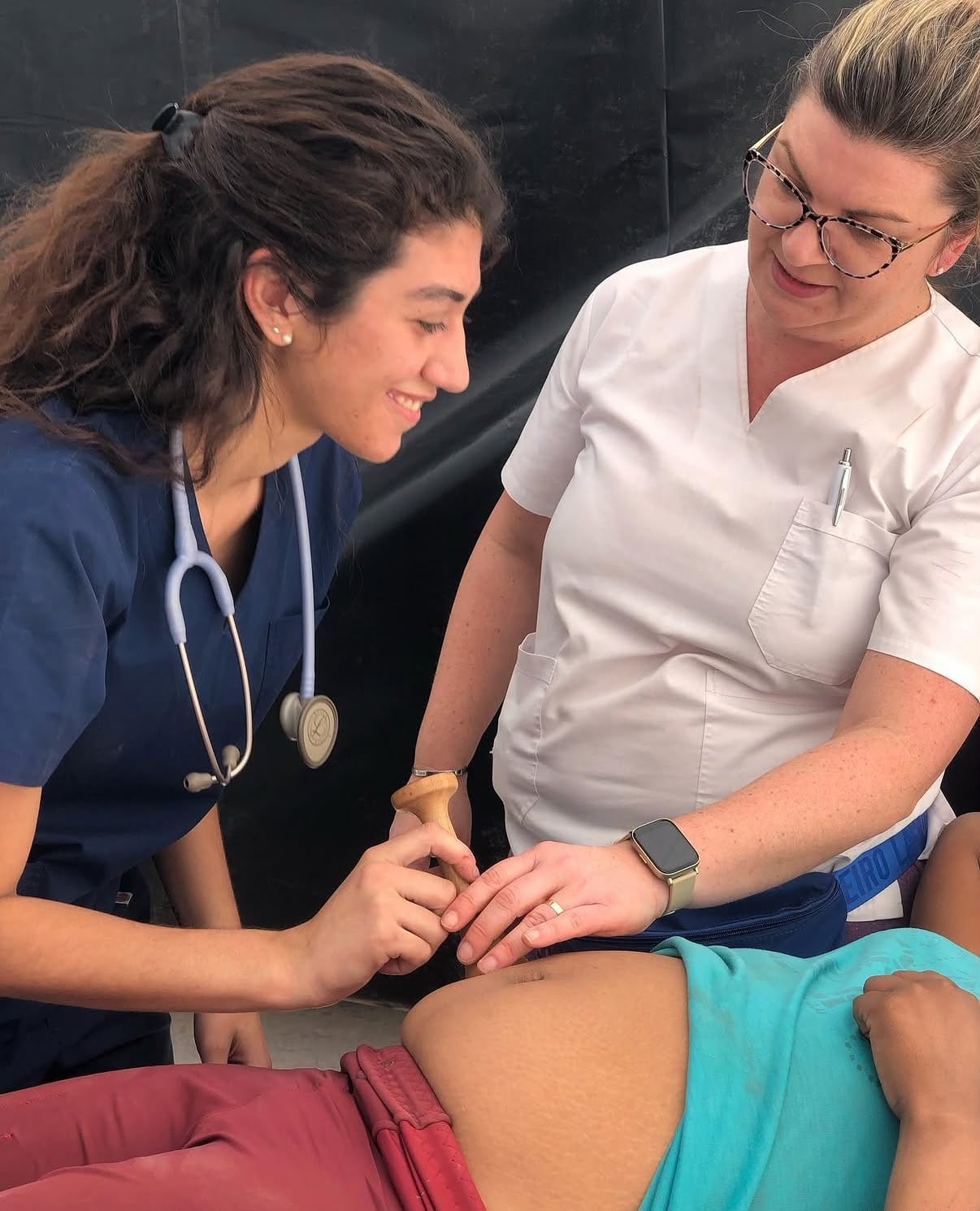 María Candelaria García Nebbia (de azul), la médica agredida en Taco Pozo, Chaco.