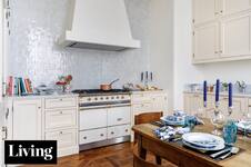 Muebles de diseño, telas coloridas y una cocina de campo en la renovación de un piso francés