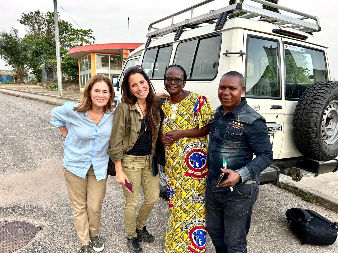 El equipo de Jane Goodall camino a Angola a buscar cuatro chimpancés; entre ellos, está Rebeca Atencia (campera verde)