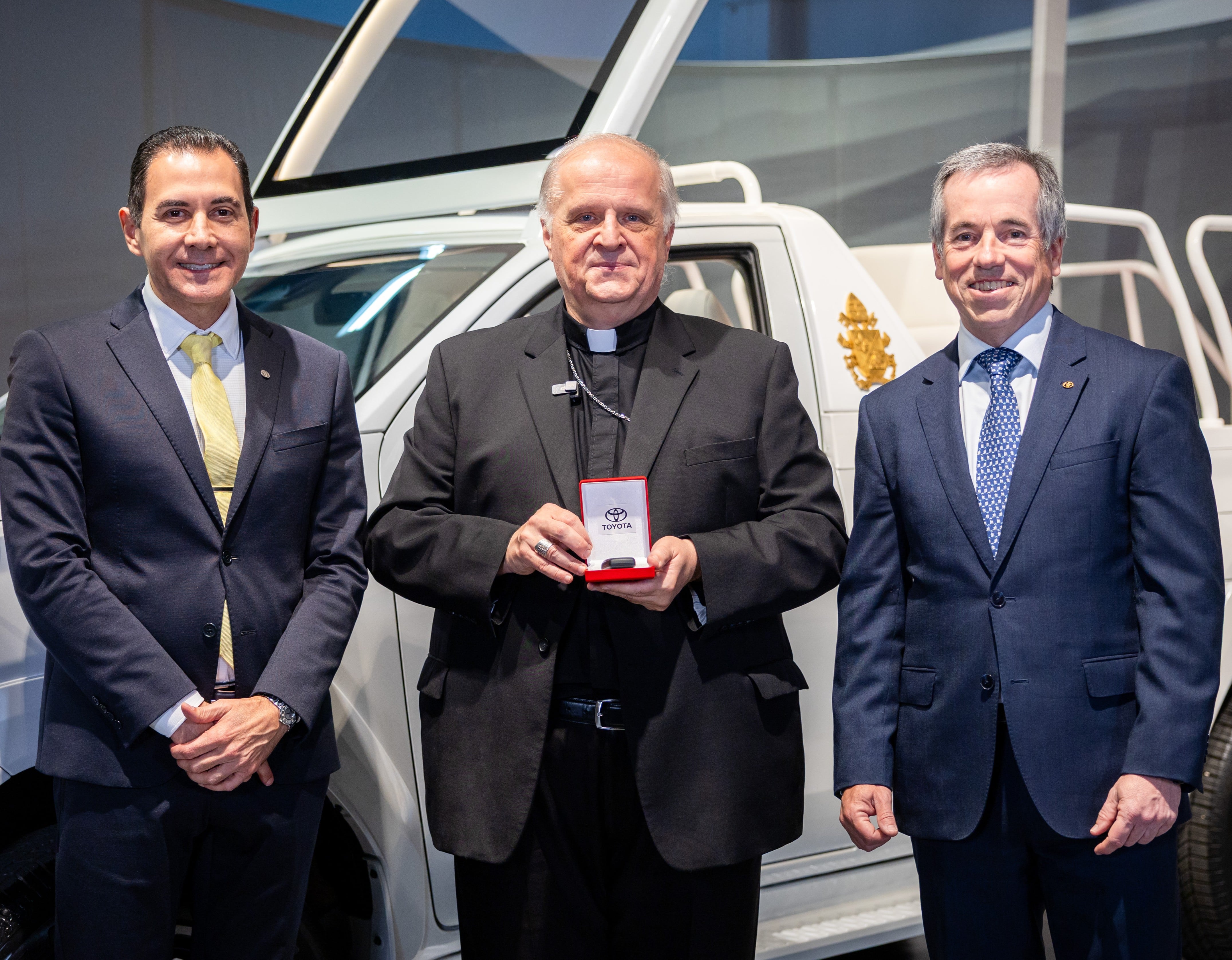 Mariano Fernández, presidente del Concesionario Kansai, Michael Wallace Banach, monseñor en representación de la Santa Sede y Gustavo Salinas, presidente de Toyota Argentina