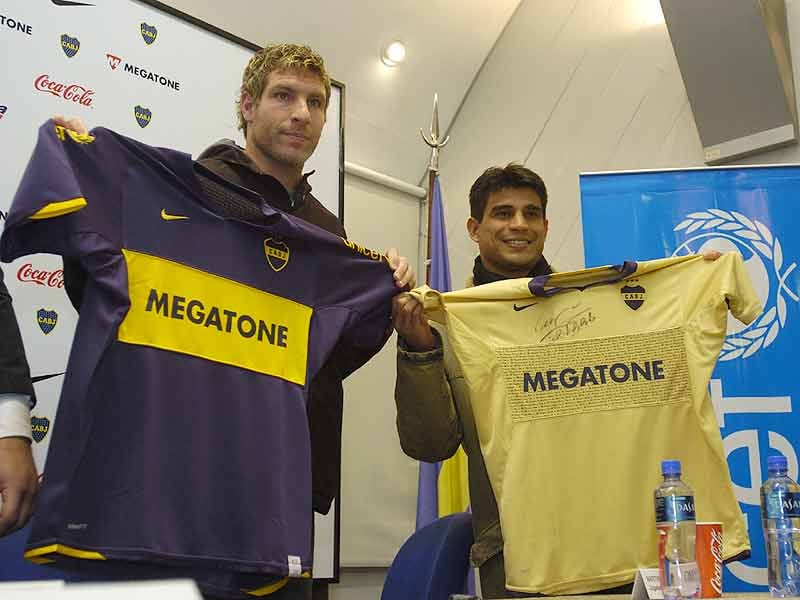 Palermo e Ibarra posan con la camiseta que Boca utilizó en el segundo semestre de 2007. El escudo era muy similar al que utiliza ahora