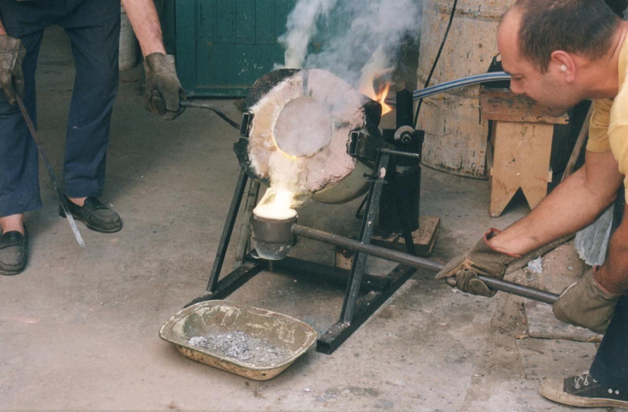 En el taller funden los metales necesarios para las armas antiguas, vertiendo el crisol en moldes de arena para dar forma a cada una de las piezas