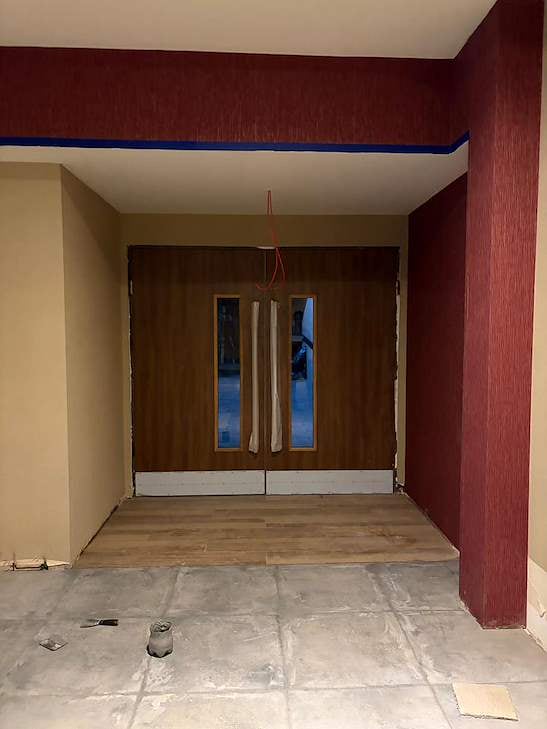El predio combina salas de cine, locales comerciales y un amplio patio de comidas