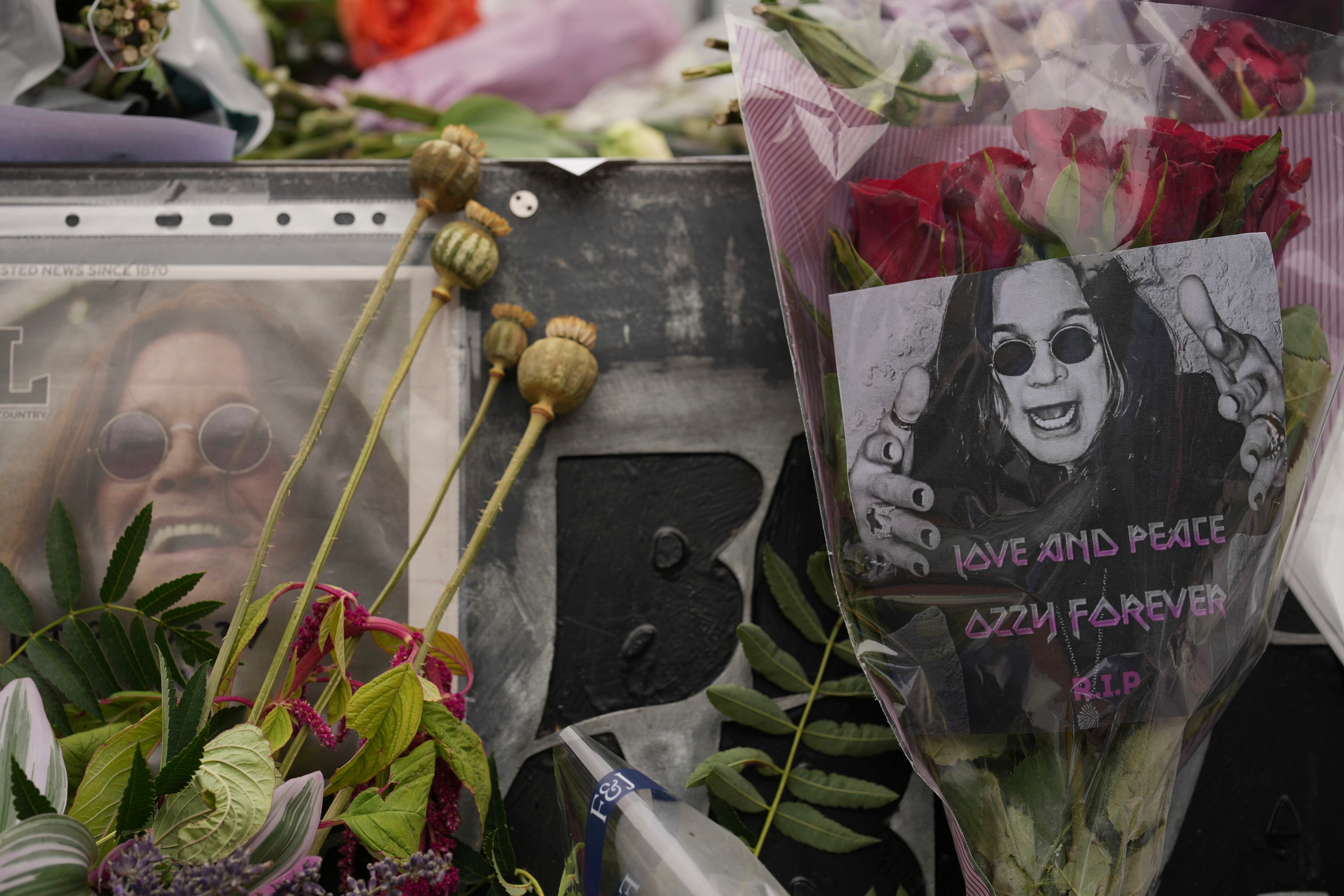 Flores y mensajes dejados por fans para conmemorar la muerte de Ozzy Osbourne en el puente Black Sabbath en Birmingham, el miércoles 23 de julio de 2025. (Foto AP/Kin Cheung)