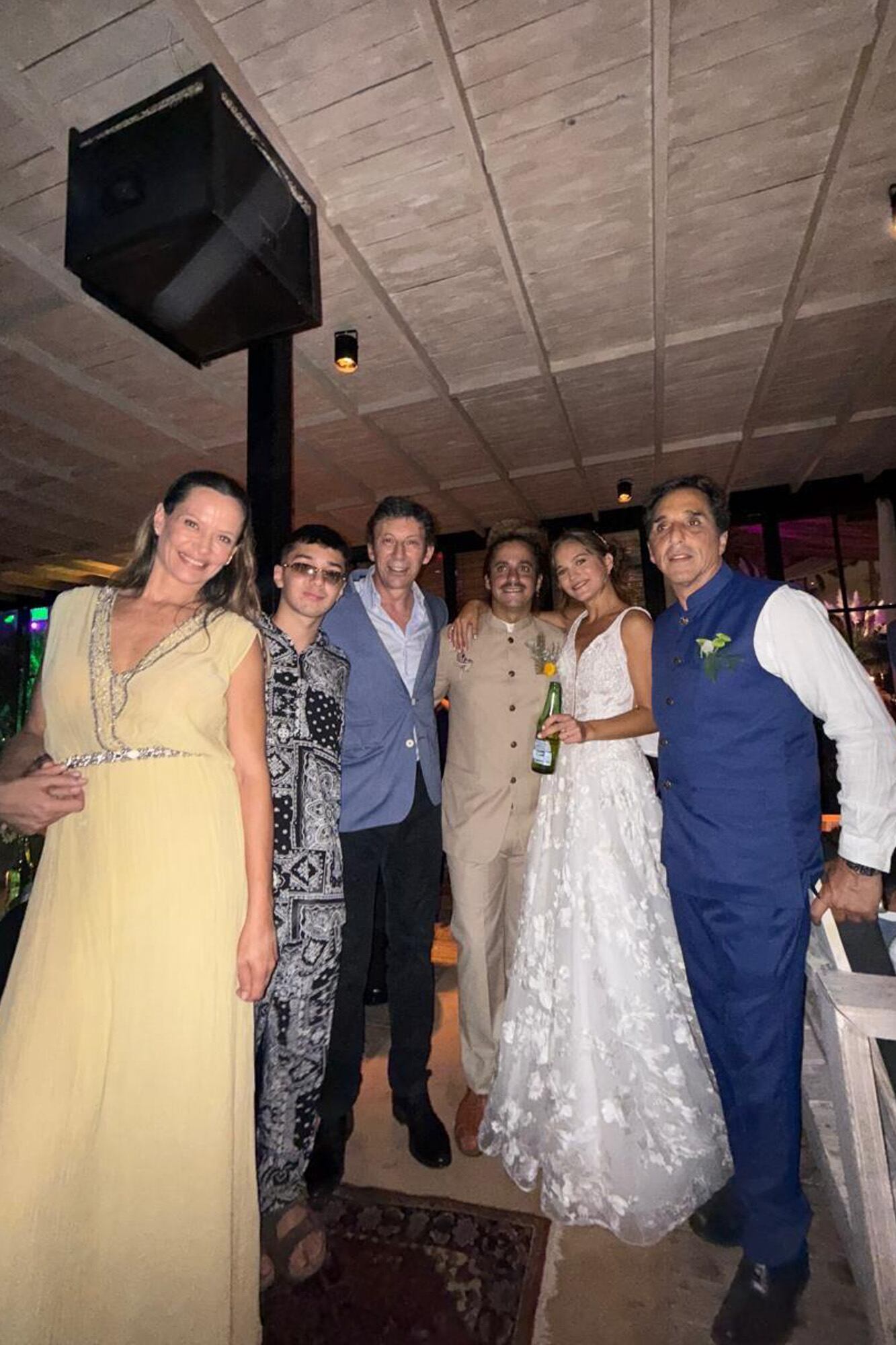 Los novios posan con Gustavo Posse y con la tía, el primo y el tío de Michel: Yocelin Caroley, Napoleón y Marcelo Mazzini.