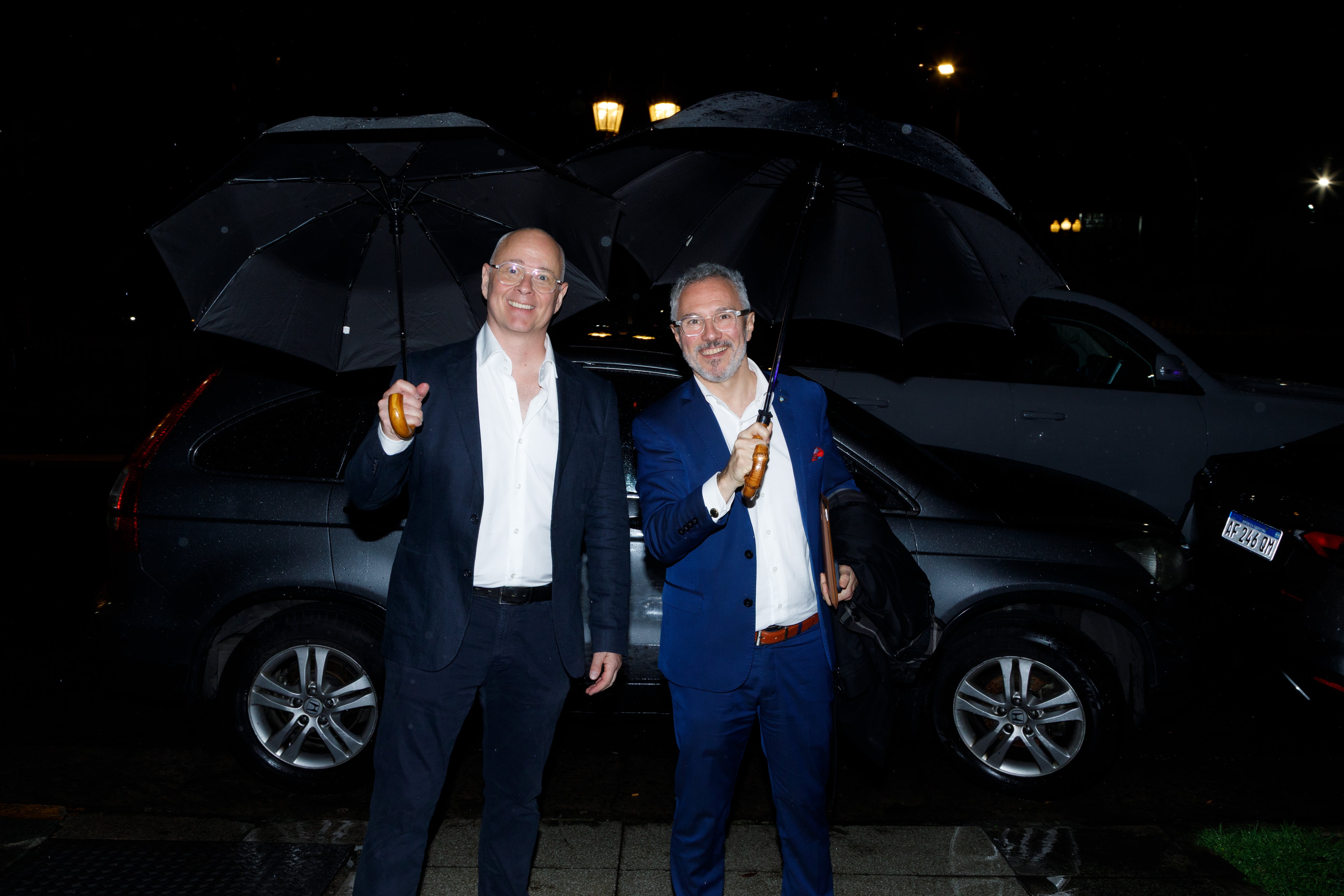 En fotos. Todos los invitados a Arte, Cultura y Diplomacia Pública en Recoleta 48 La intensa lluvia no detuvo a los invitados. Así llegaban el artista Dan Hallman y el embajador argentino Mario Oyarzábal