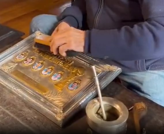 En el video compartido por Pallarols se pueden ver diferentes momentos del proceso de elaboración de la pieza
