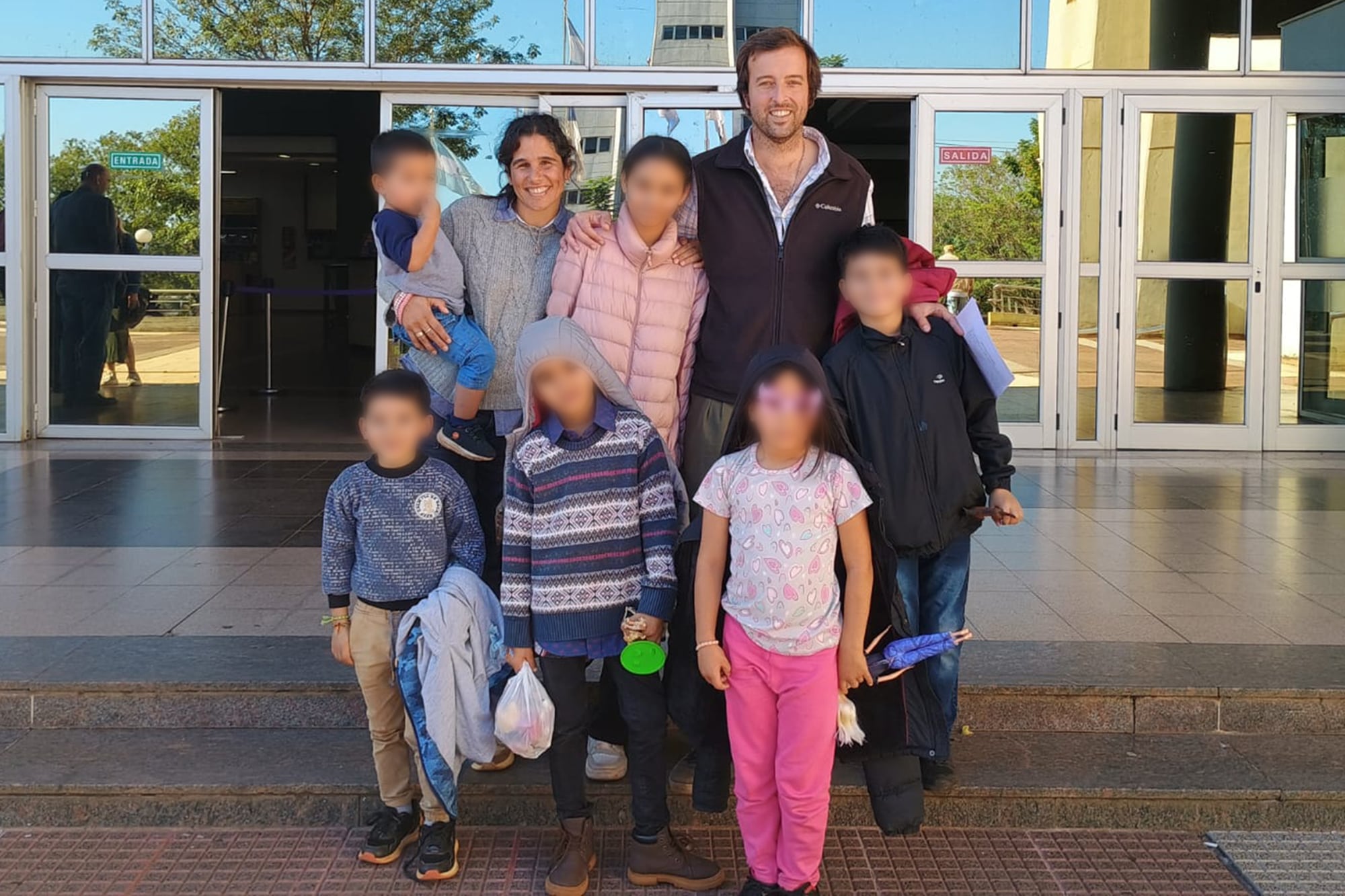 El matrimonio junto a sus hijos, a la salida del juzgado en Misiones