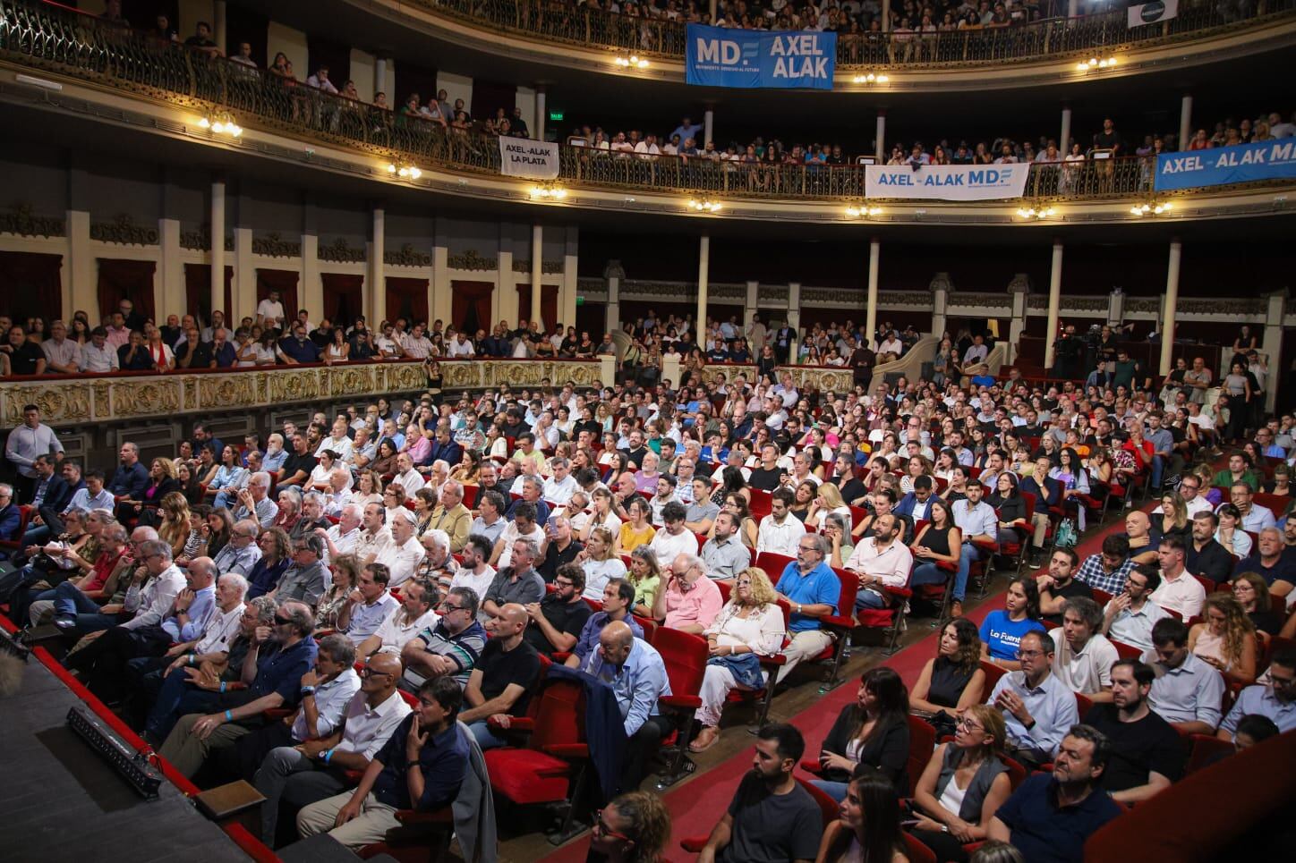 La platea del teatro Coliseo en el que se presentó el think tank axelista